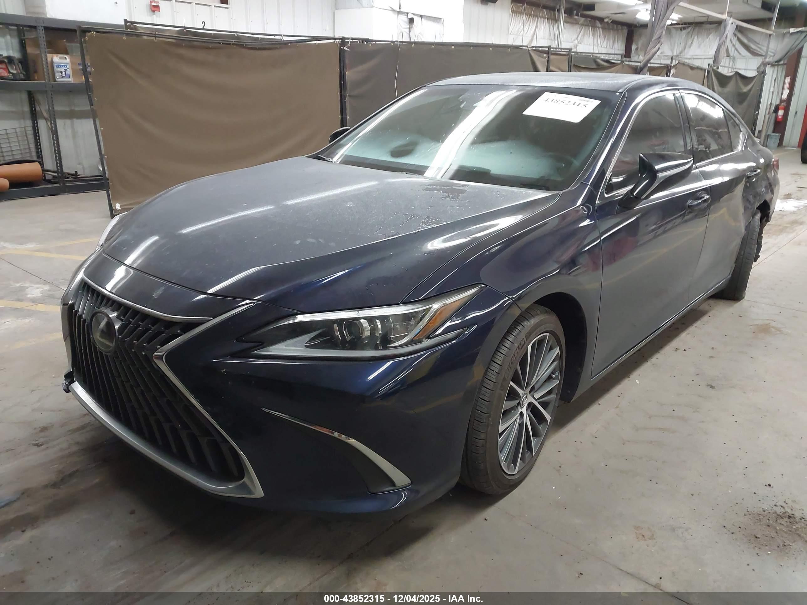 LEXUS ES image 2