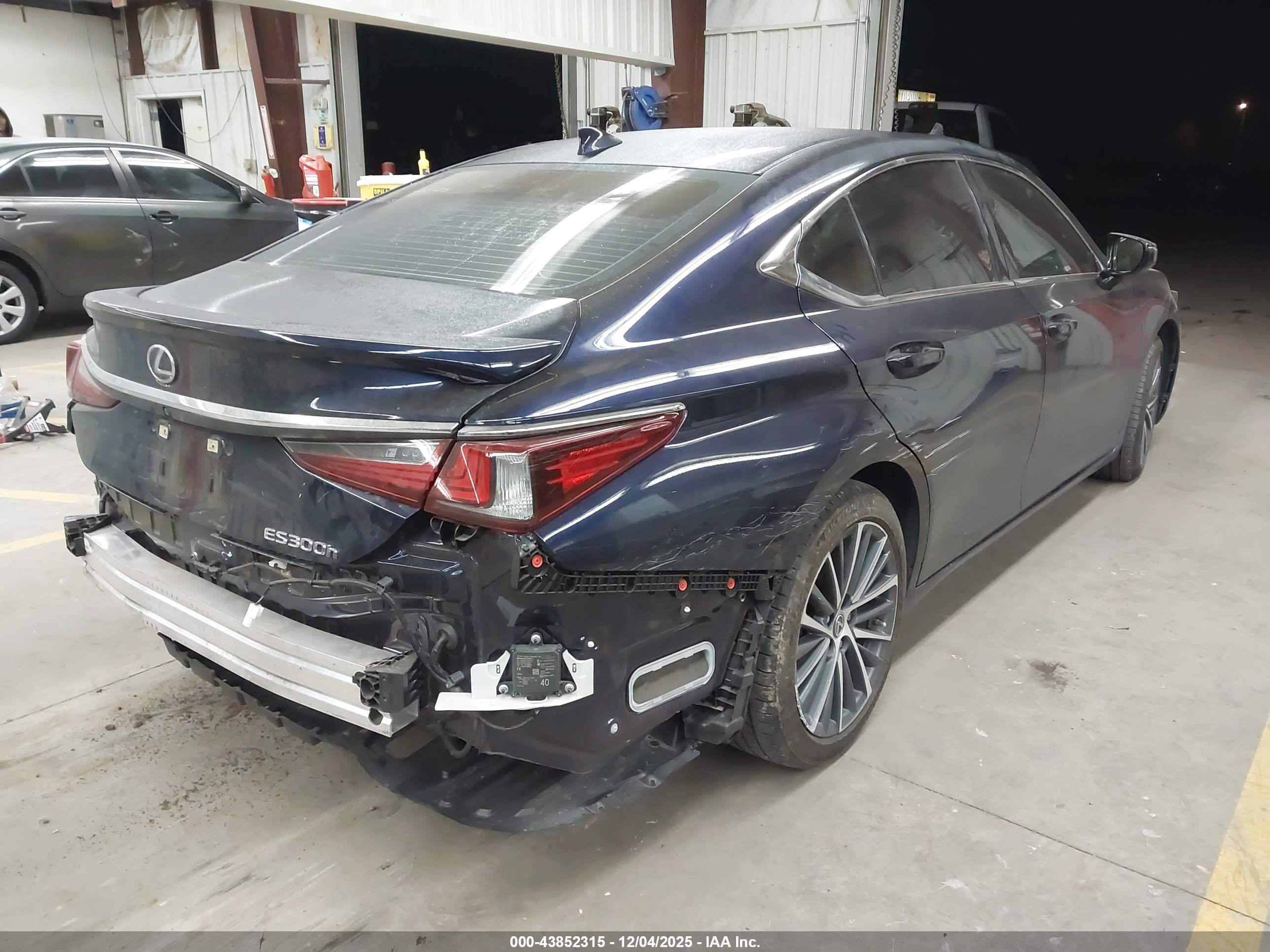 LEXUS ES image 4
