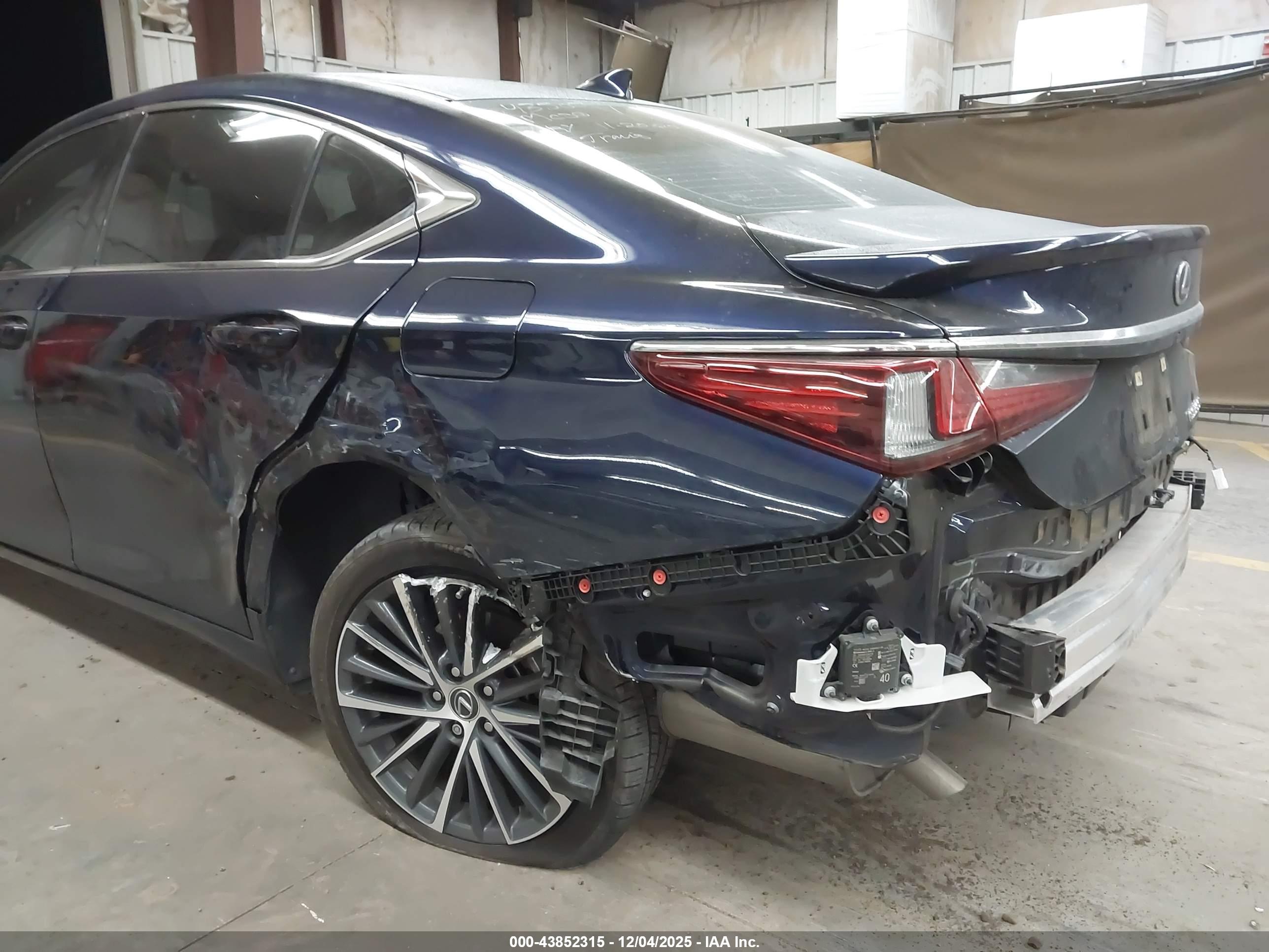 LEXUS ES image 6