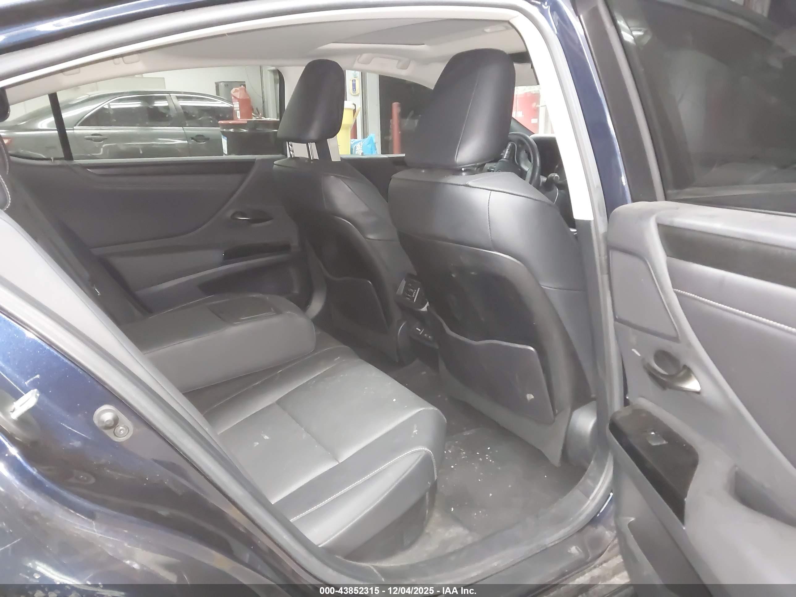 LEXUS ES image 8