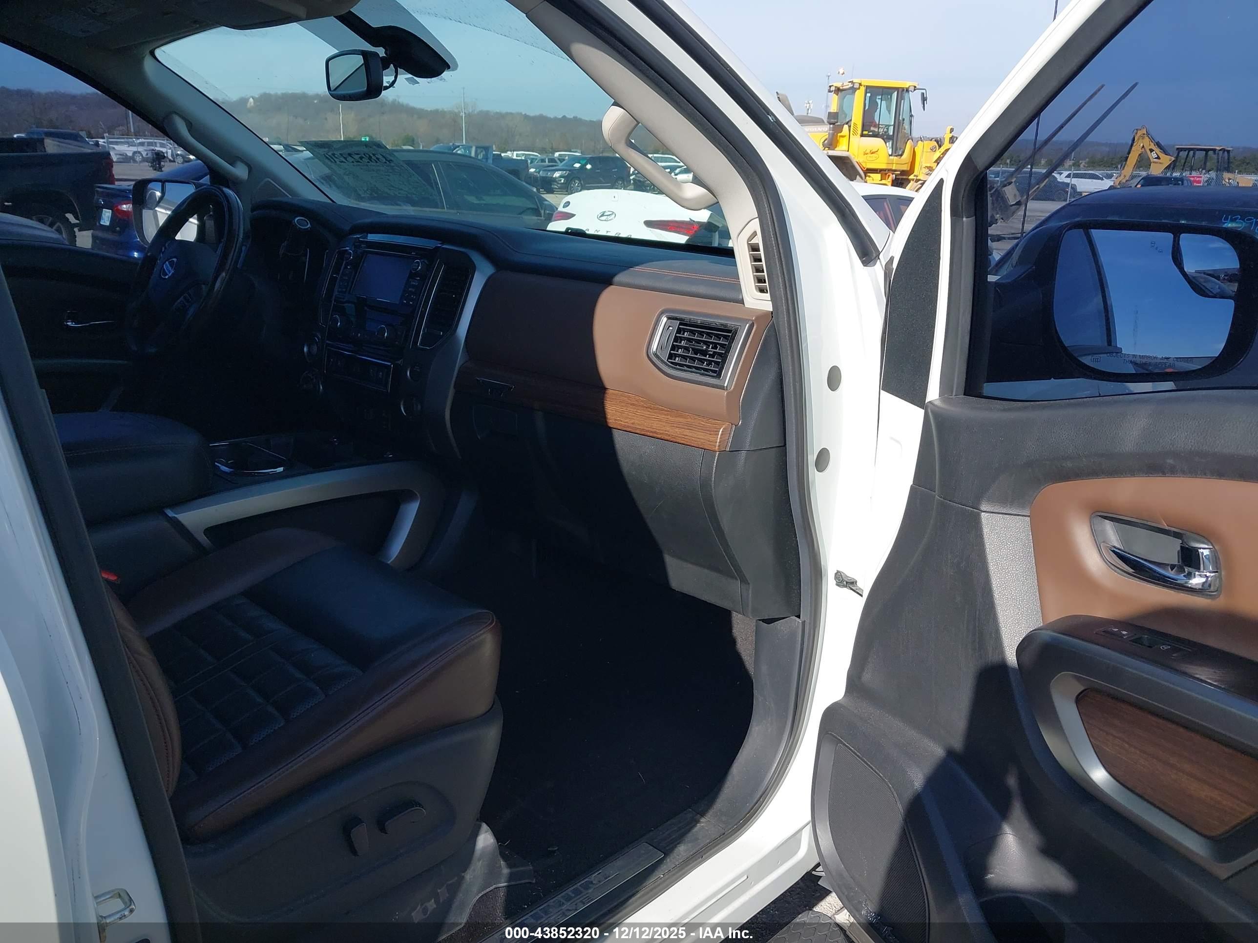 NISSAN TITAN image 5