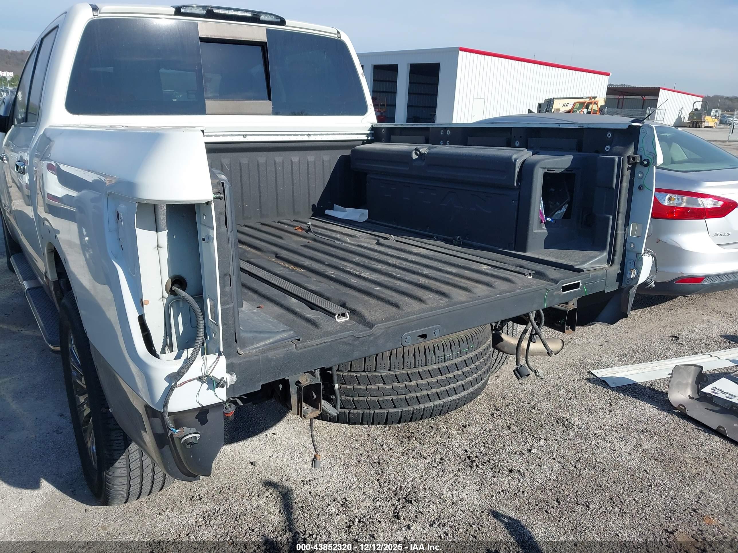 NISSAN TITAN image 6