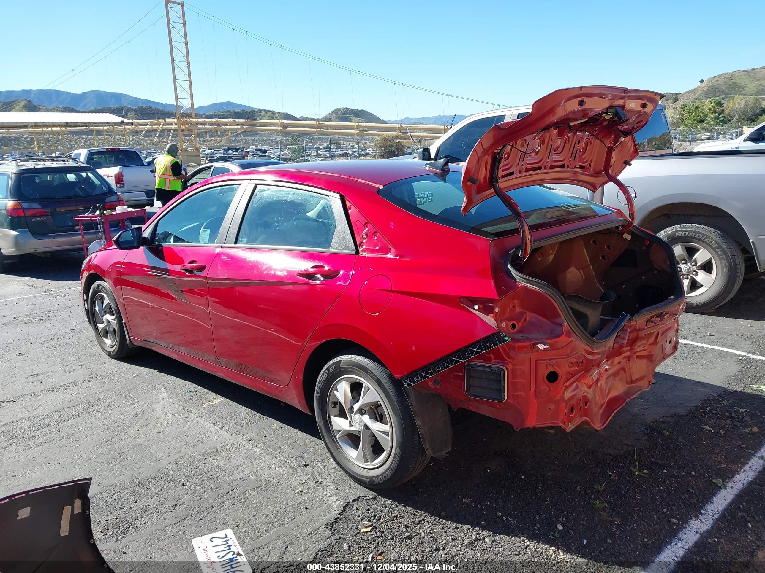 HYUNDAI ELANTRA image 3