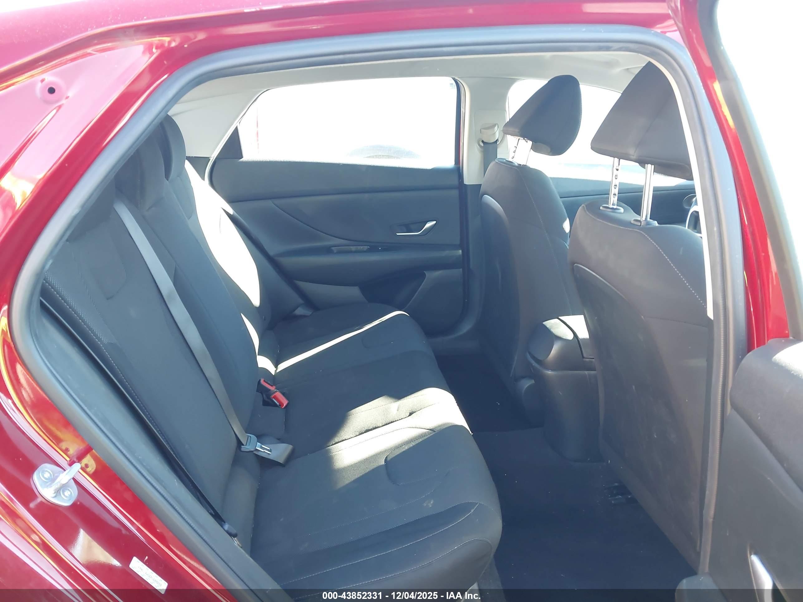 HYUNDAI ELANTRA image 8