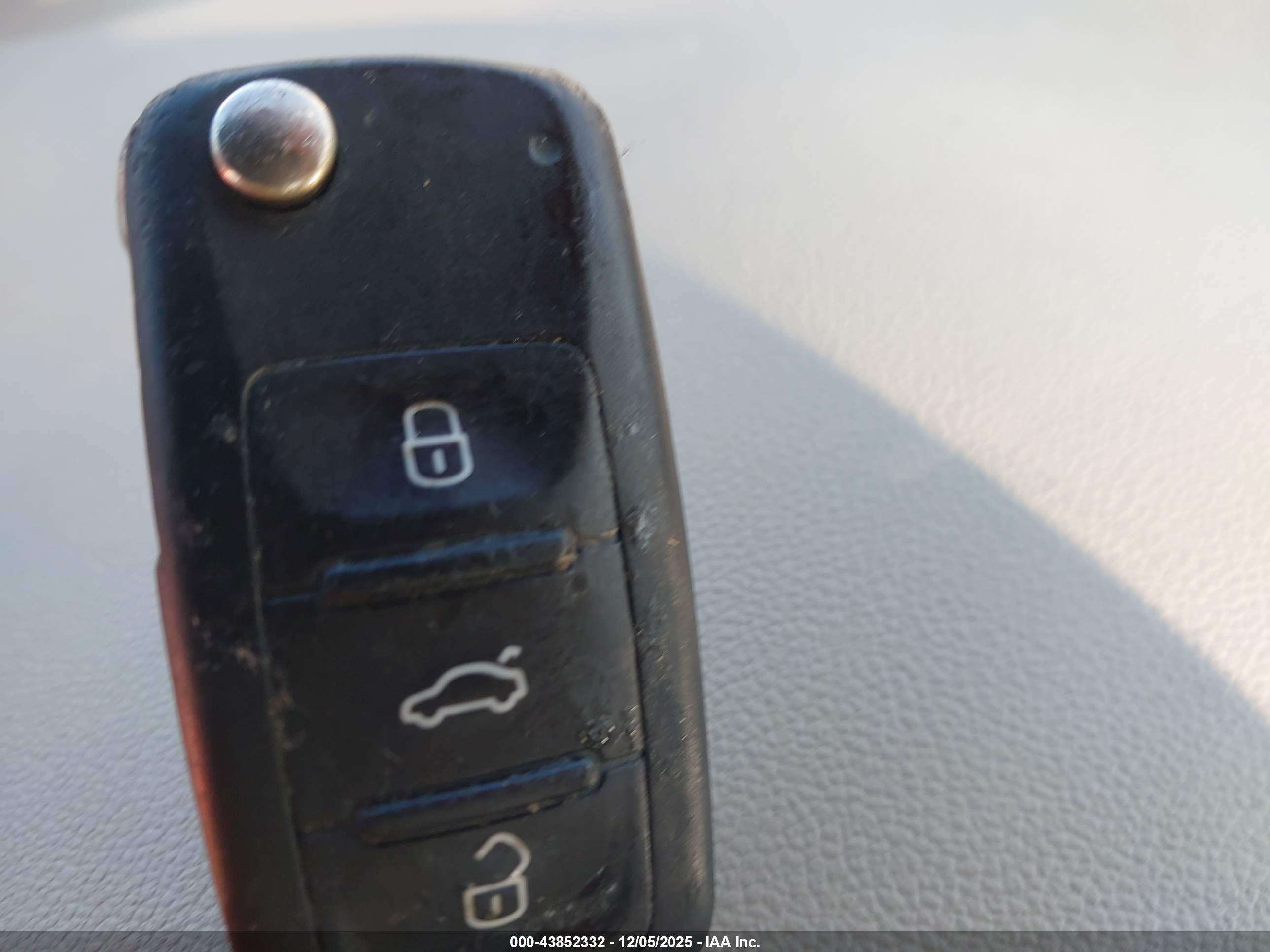 VOLKSWAGEN BEETLE image 11