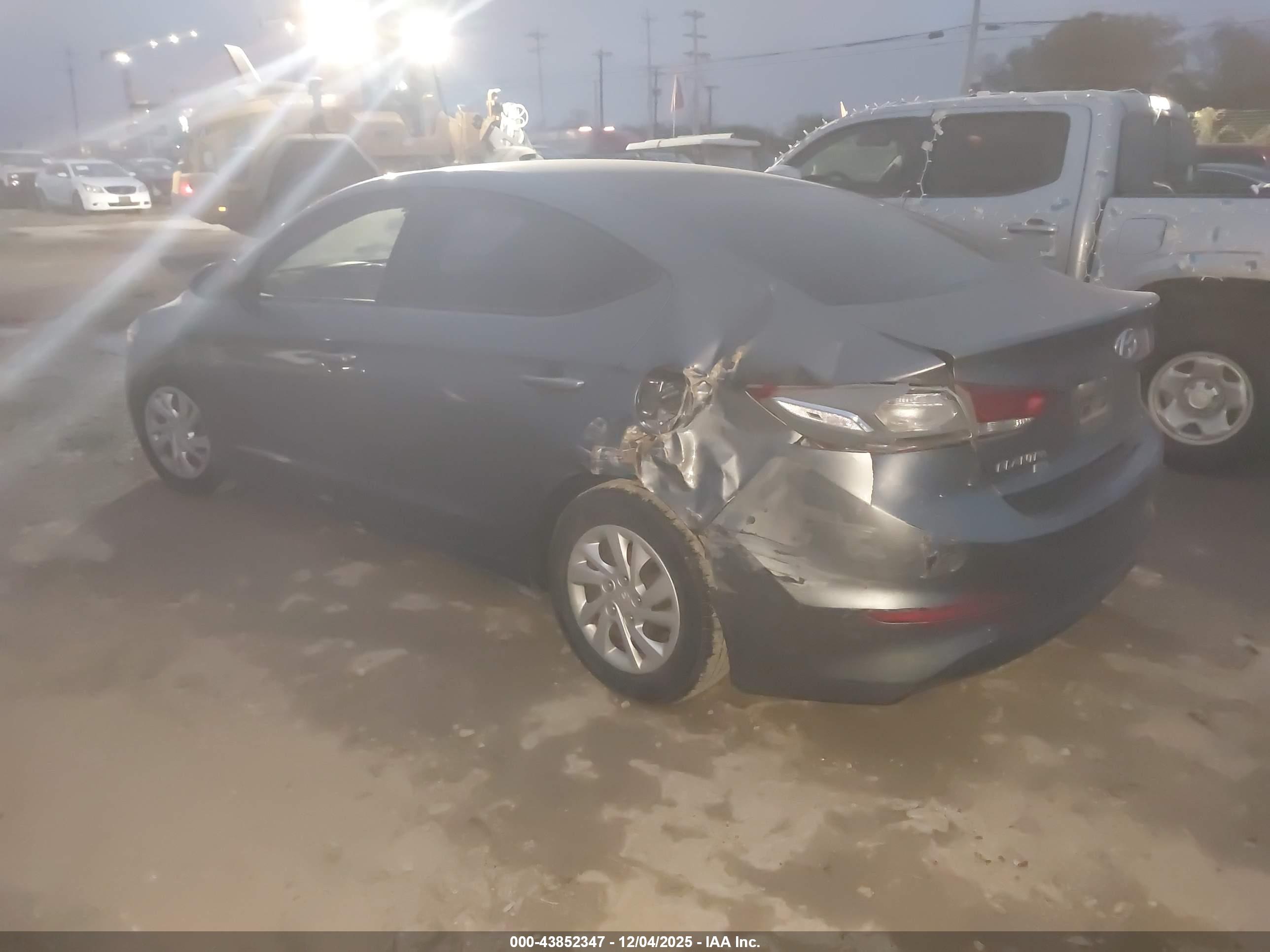 HYUNDAI ELANTRA image 3