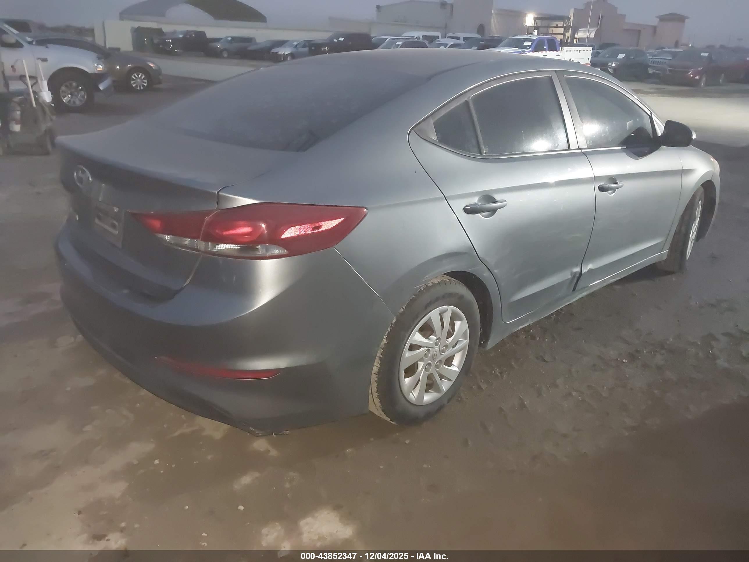 HYUNDAI ELANTRA image 4