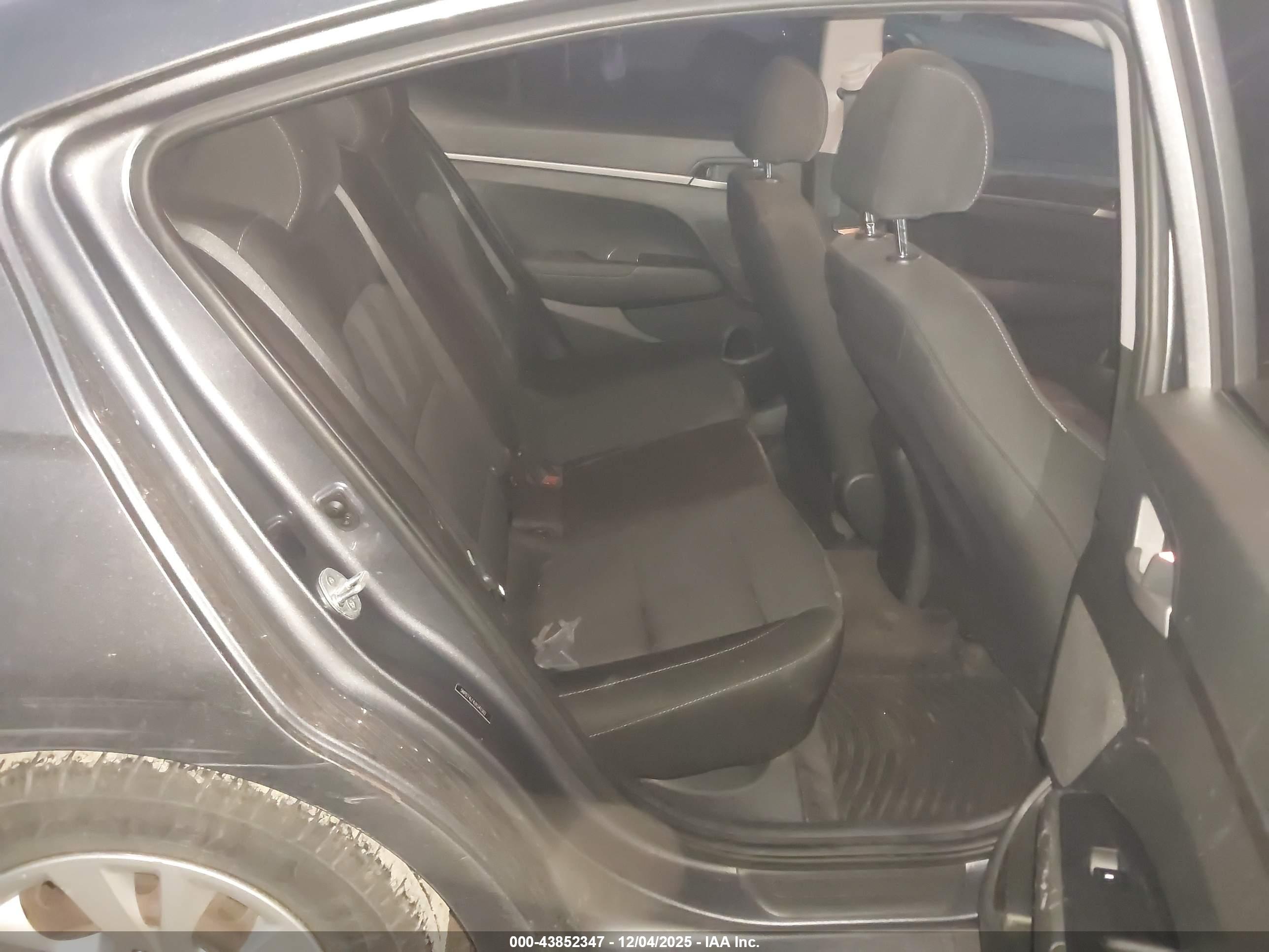 HYUNDAI ELANTRA image 8
