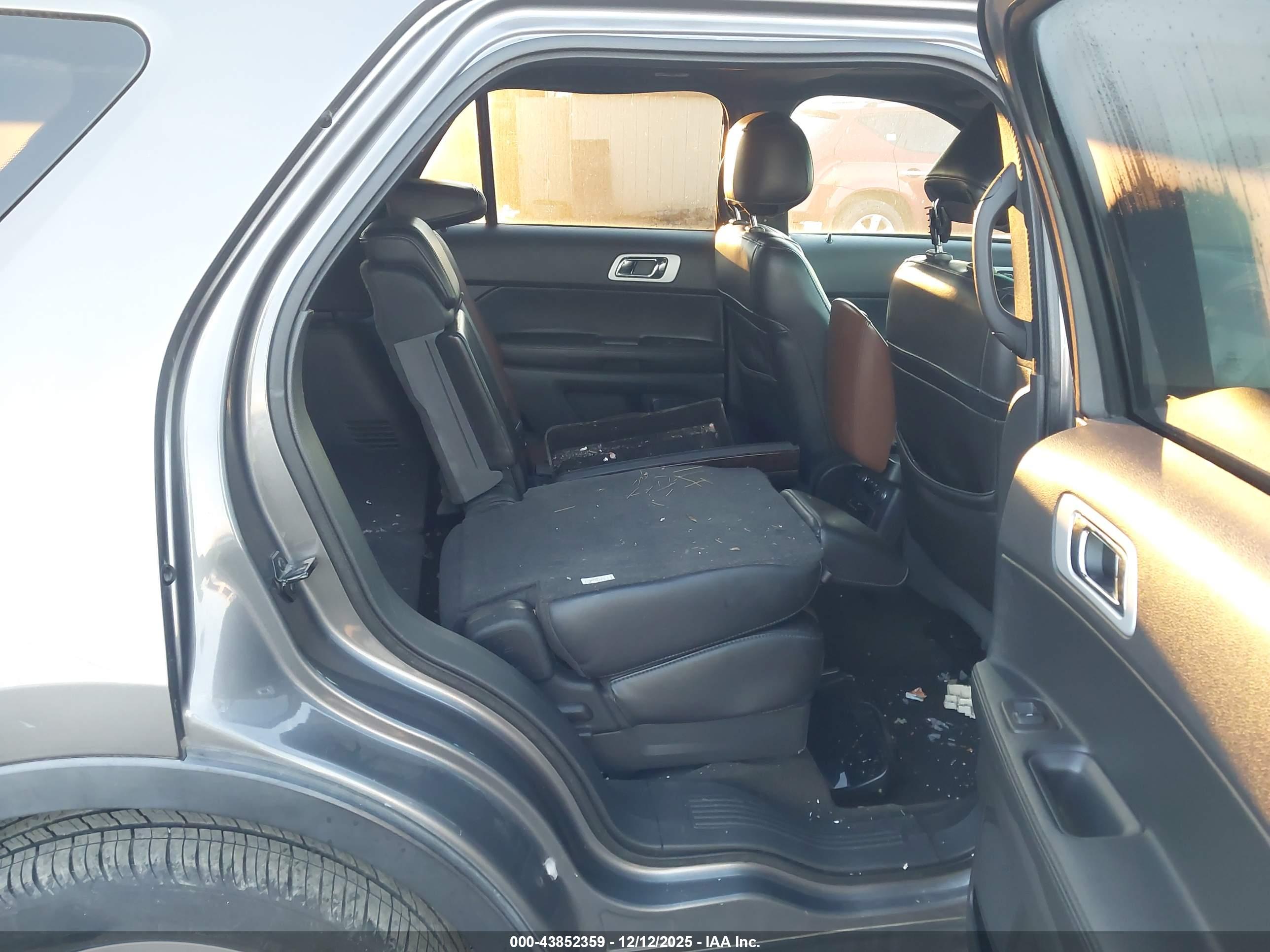 FORD EXPLORER image 8