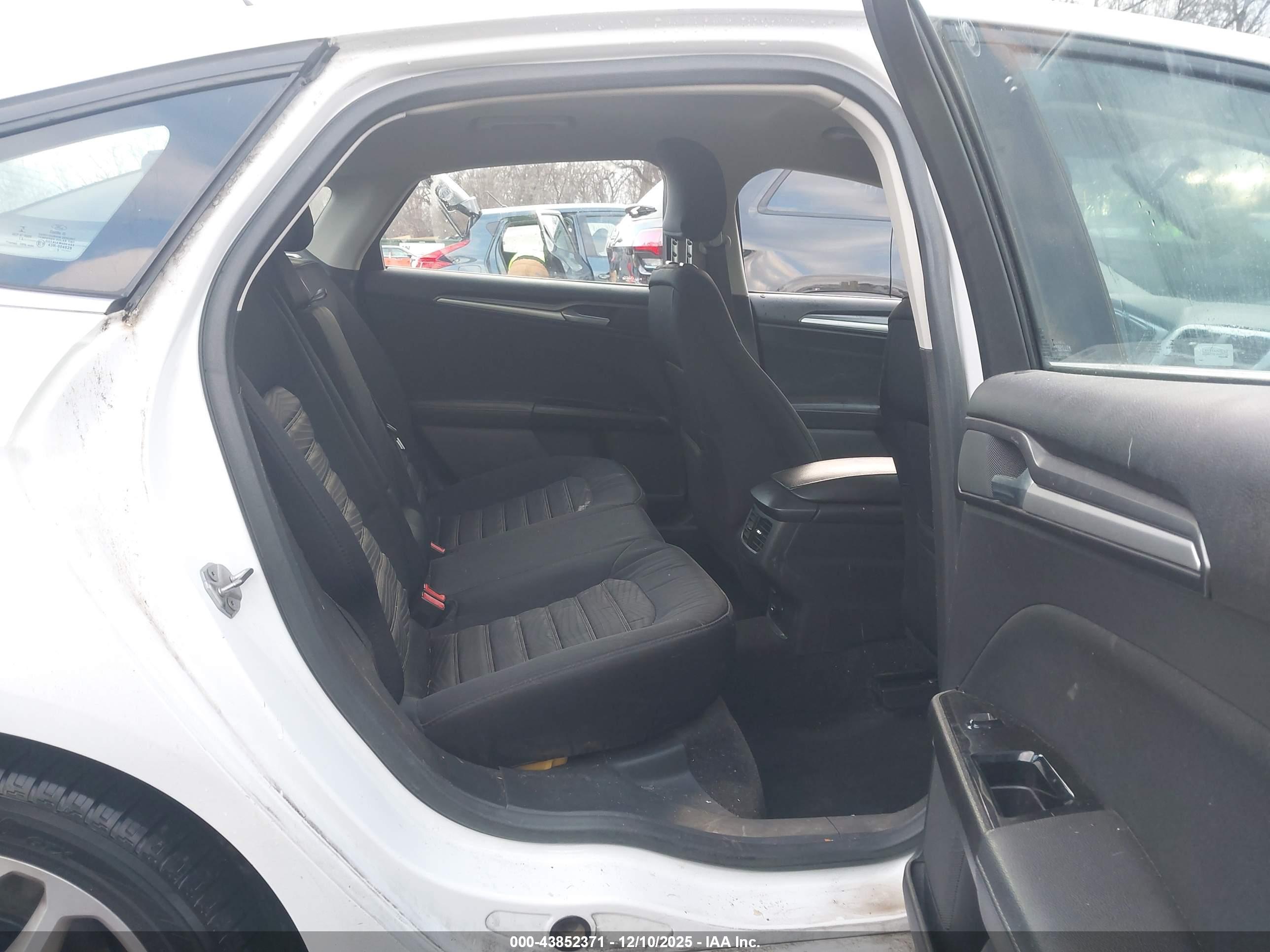 FORD FUSION image 8