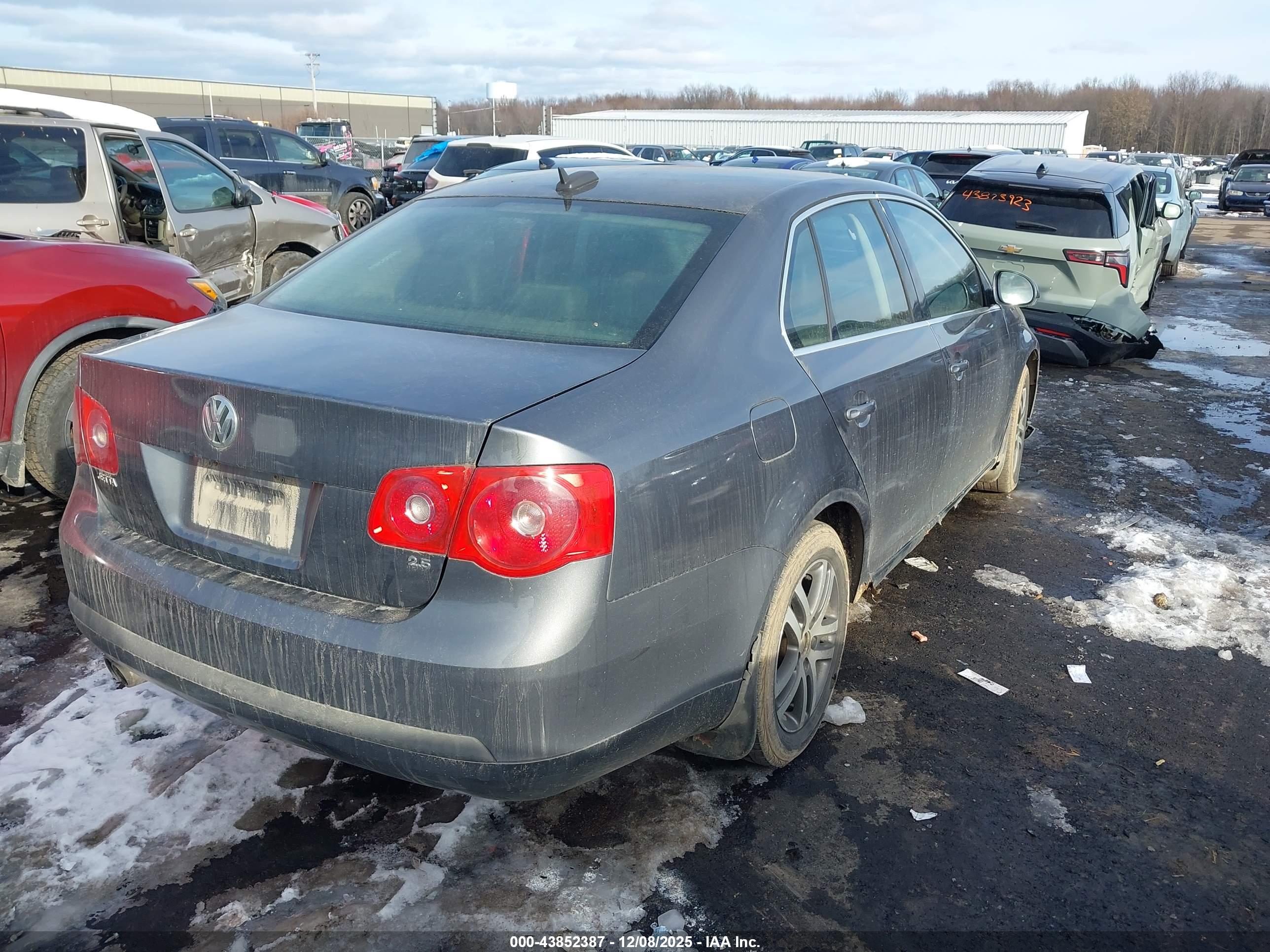 VOLKSWAGEN JETTA image 4