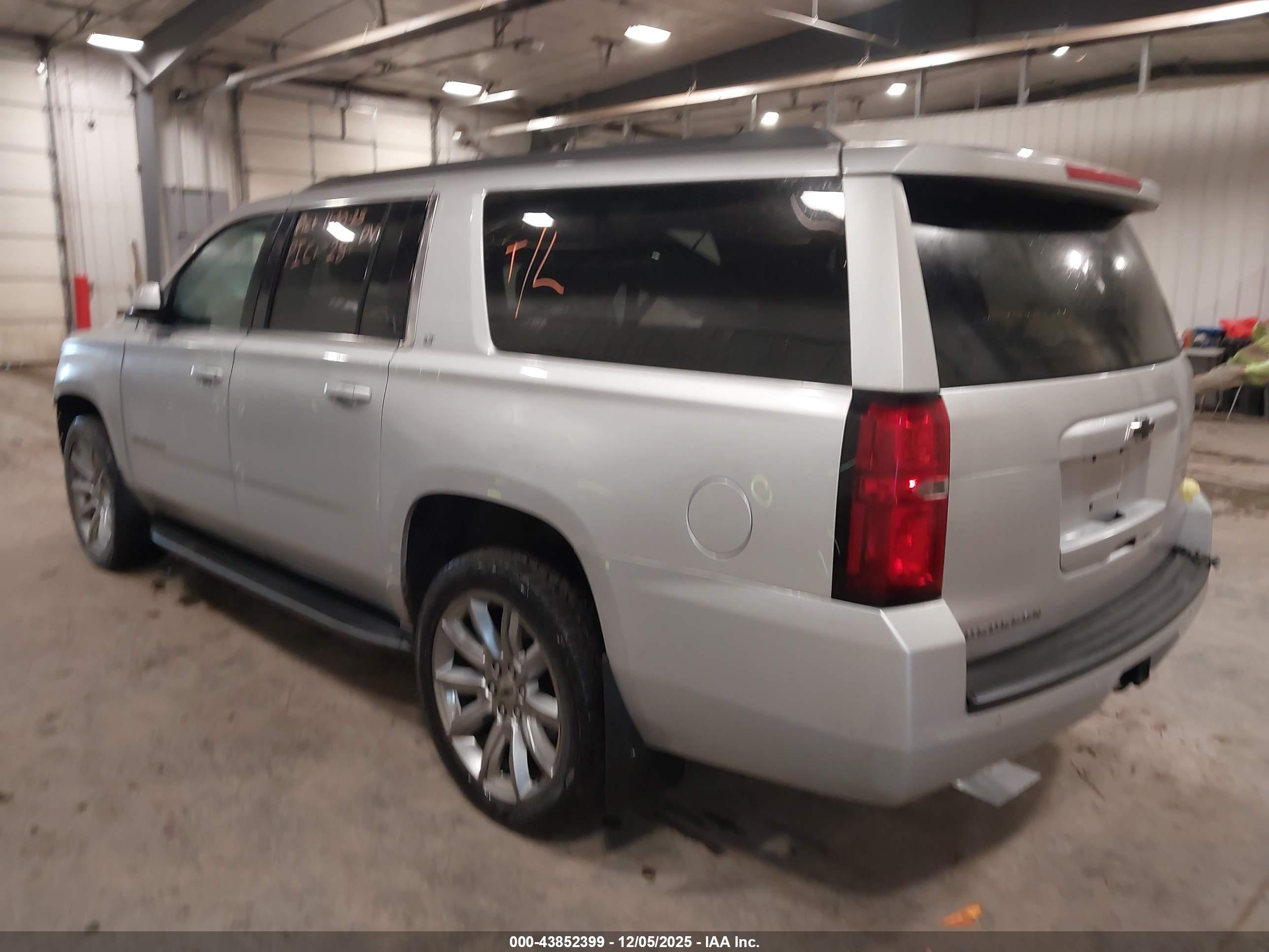 CHEVROLET SUBURBAN image 3
