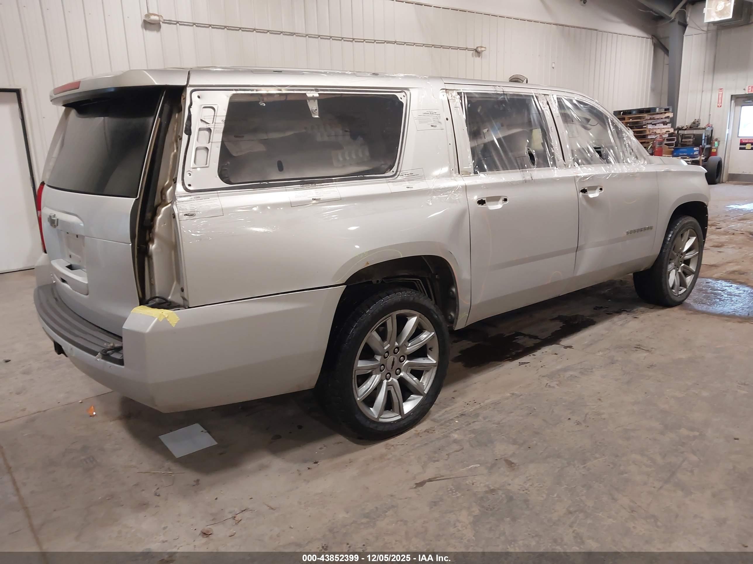 CHEVROLET SUBURBAN image 4