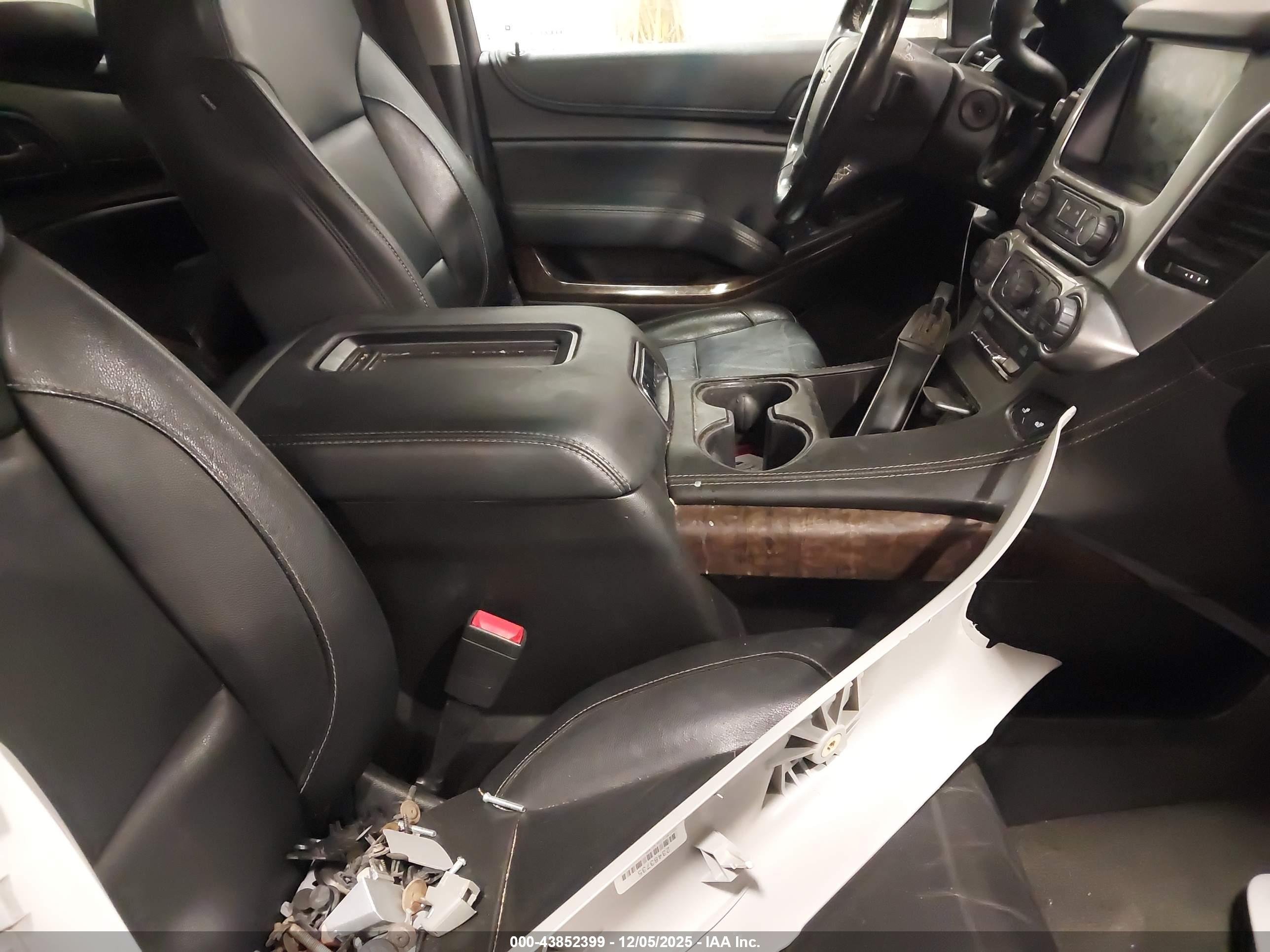 CHEVROLET SUBURBAN image 5