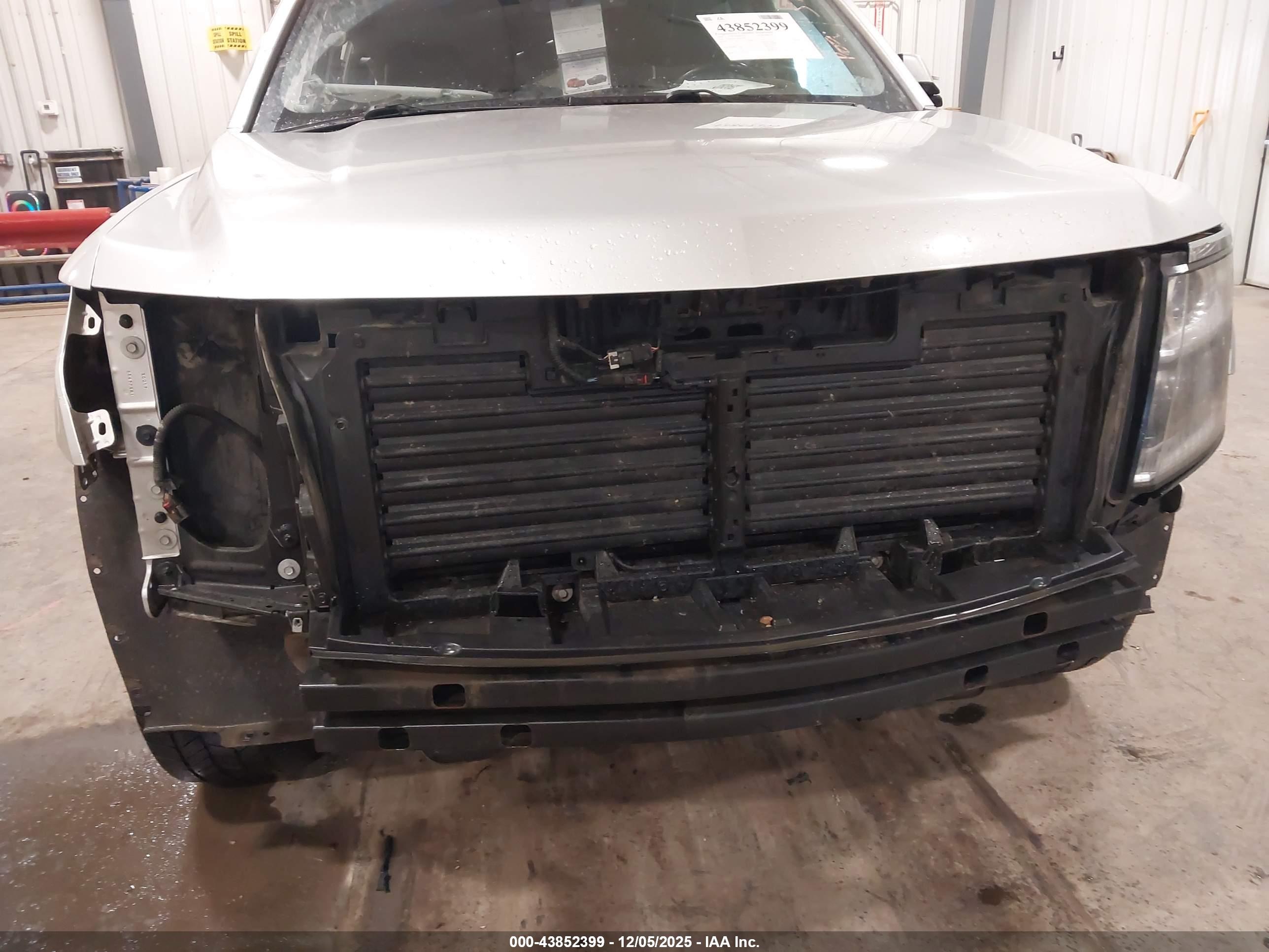 CHEVROLET SUBURBAN image 6