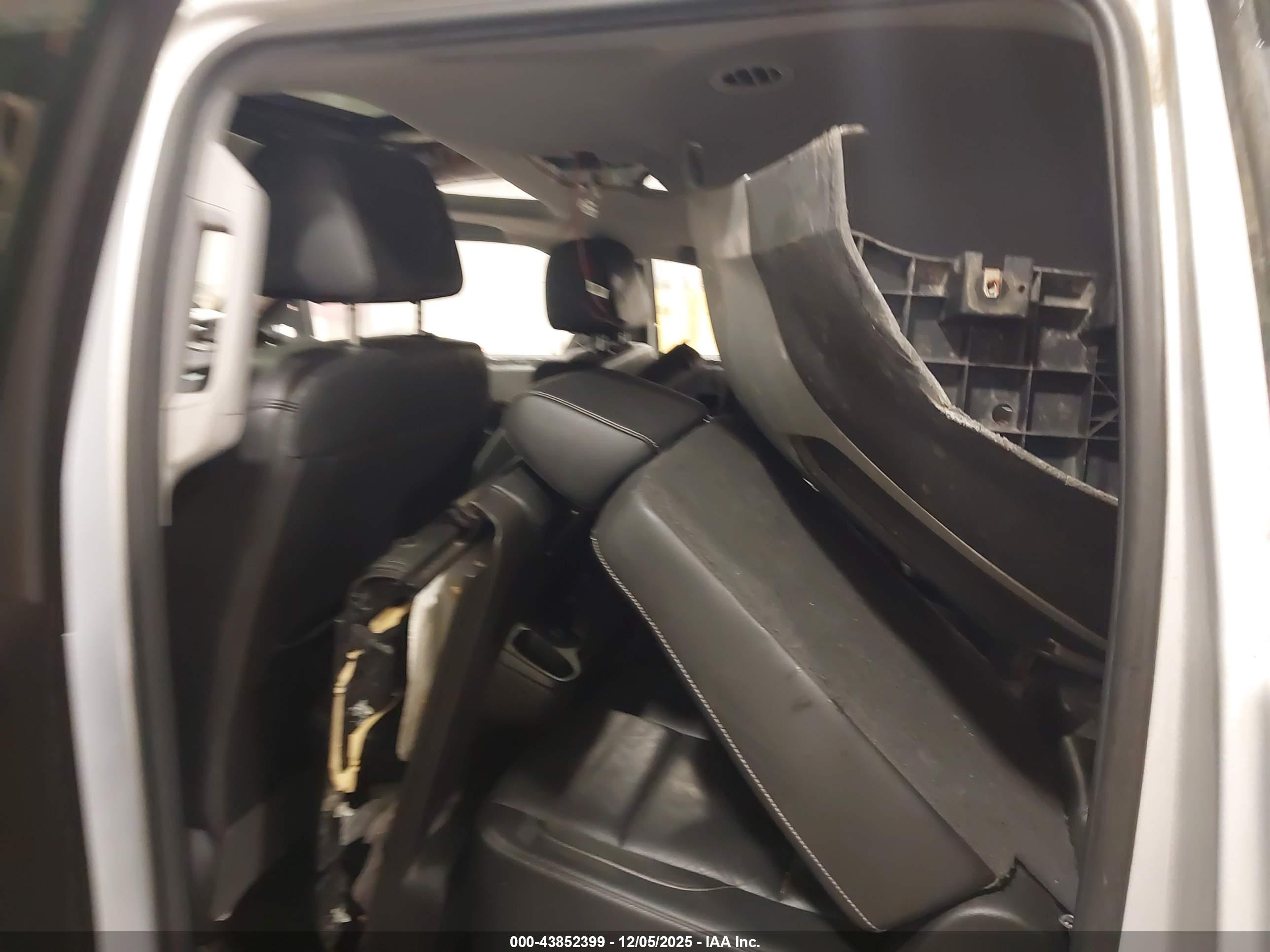 CHEVROLET SUBURBAN image 8