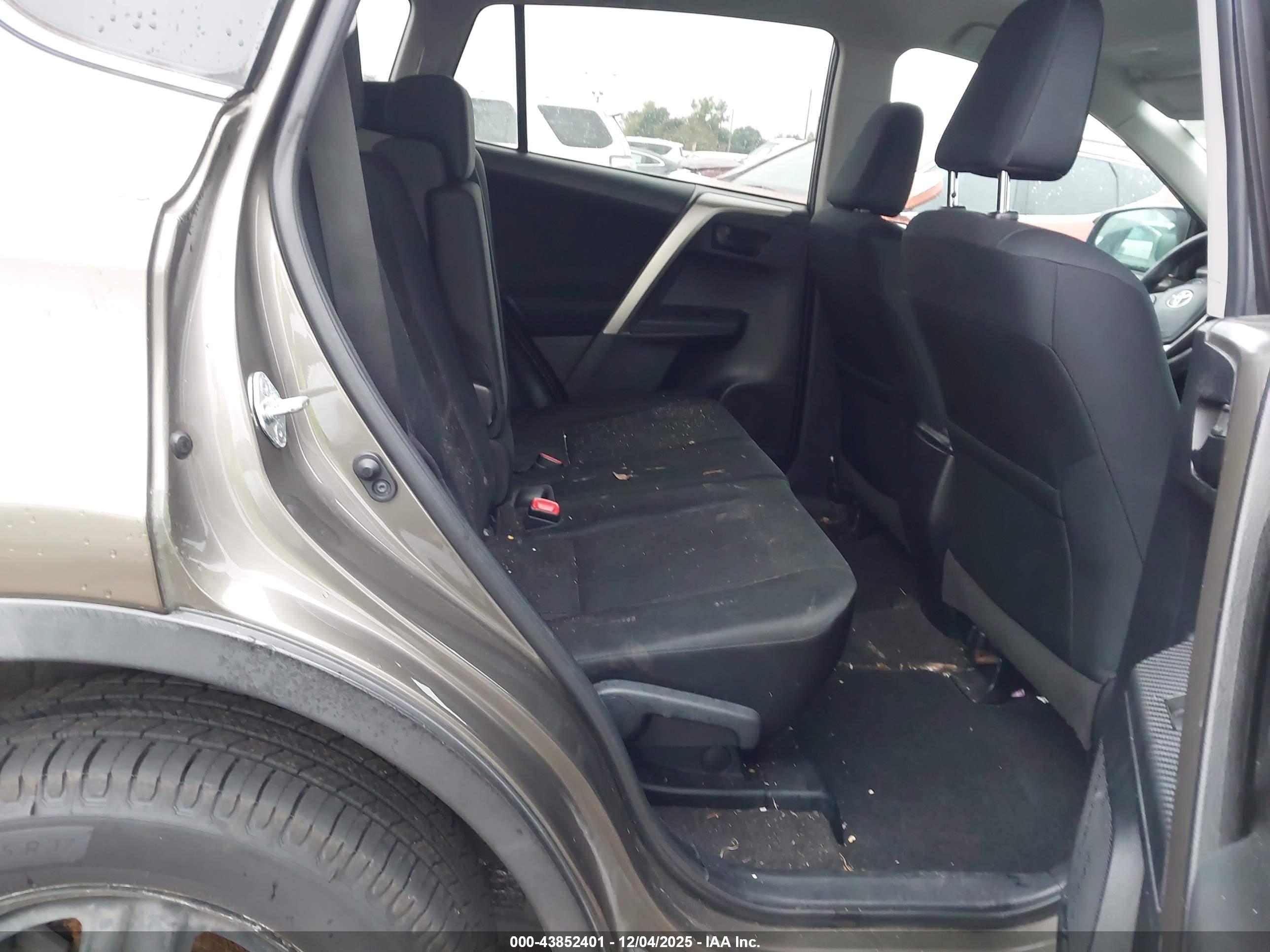 TOYOTA RAV4 image 8