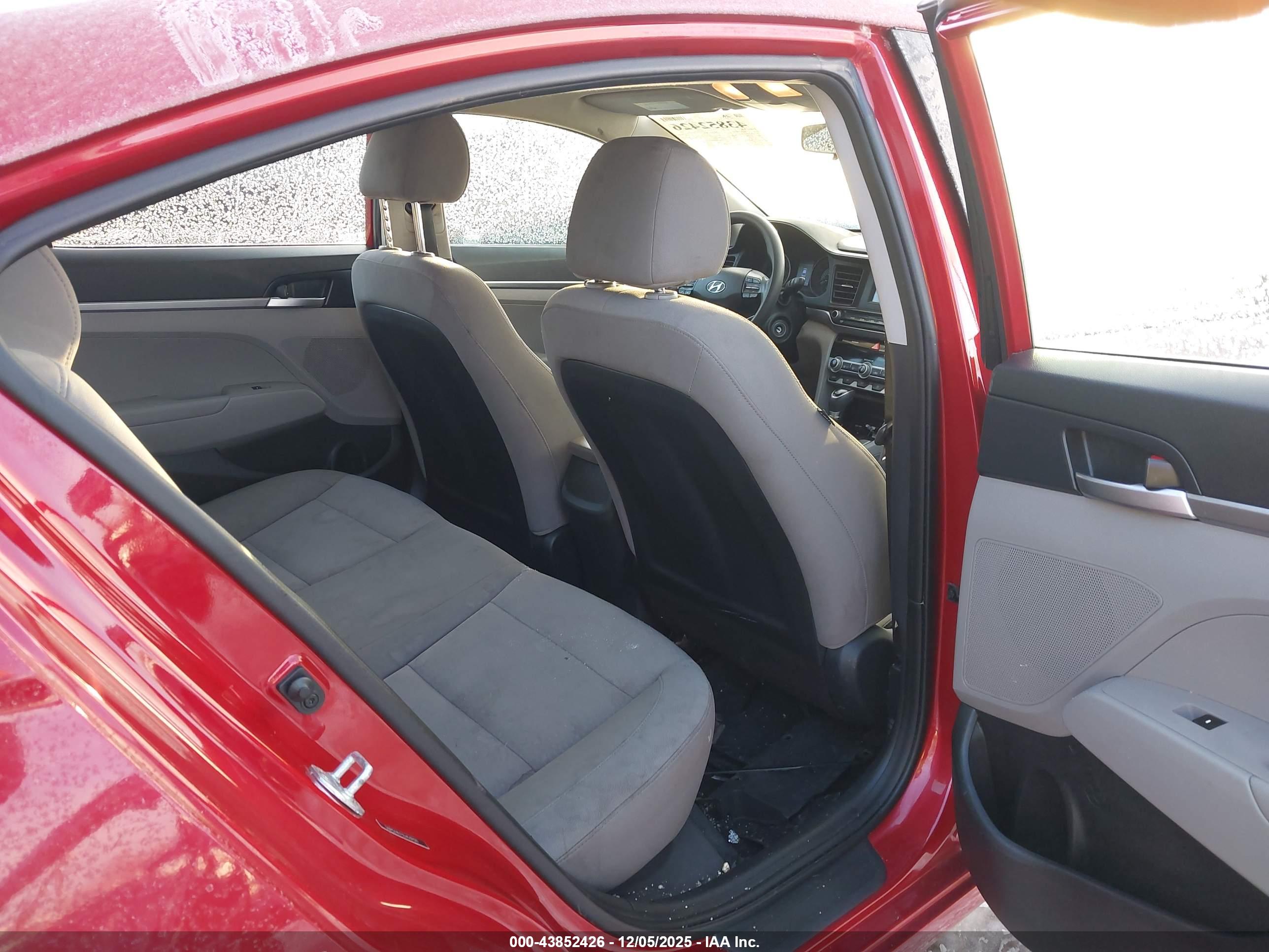 HYUNDAI ELANTRA image 8