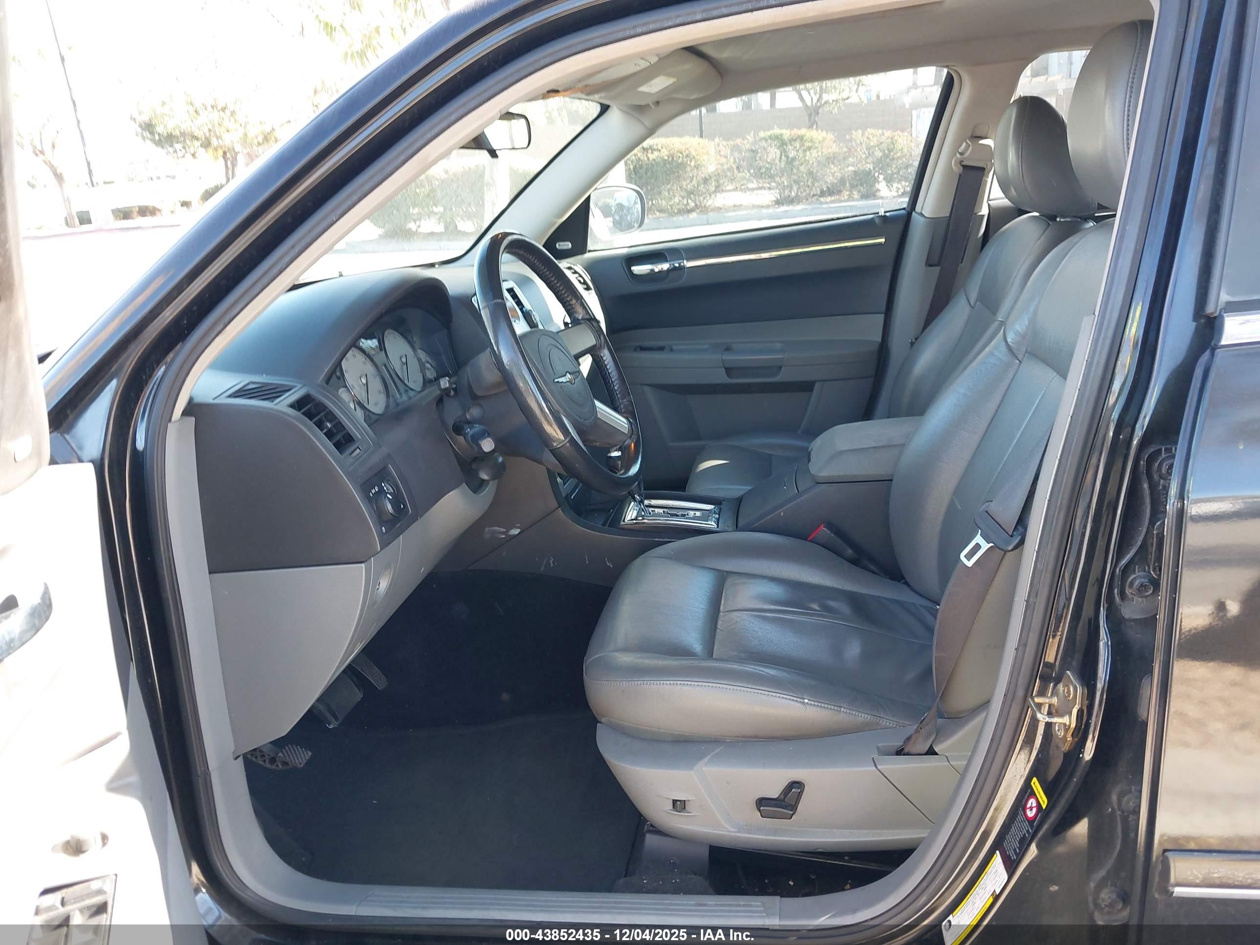 CHRYSLER 300 image 5