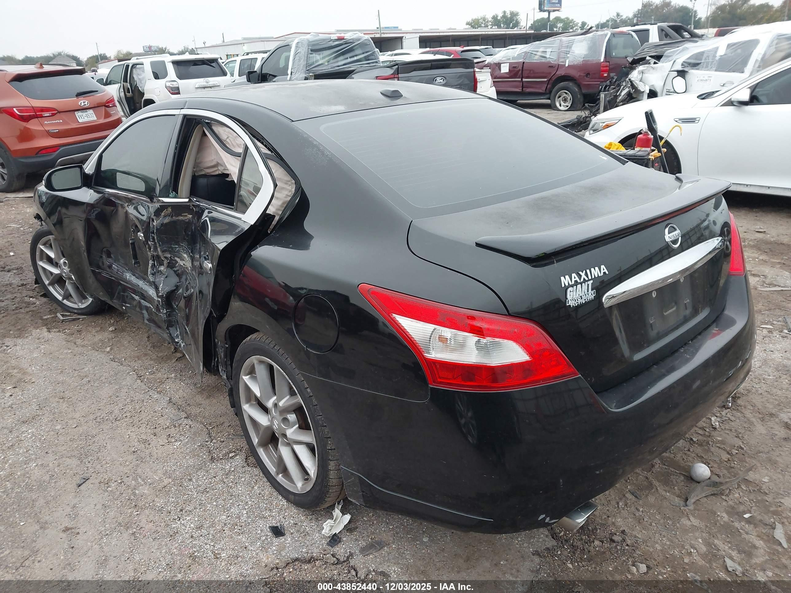 NISSAN MAXIMA image 3