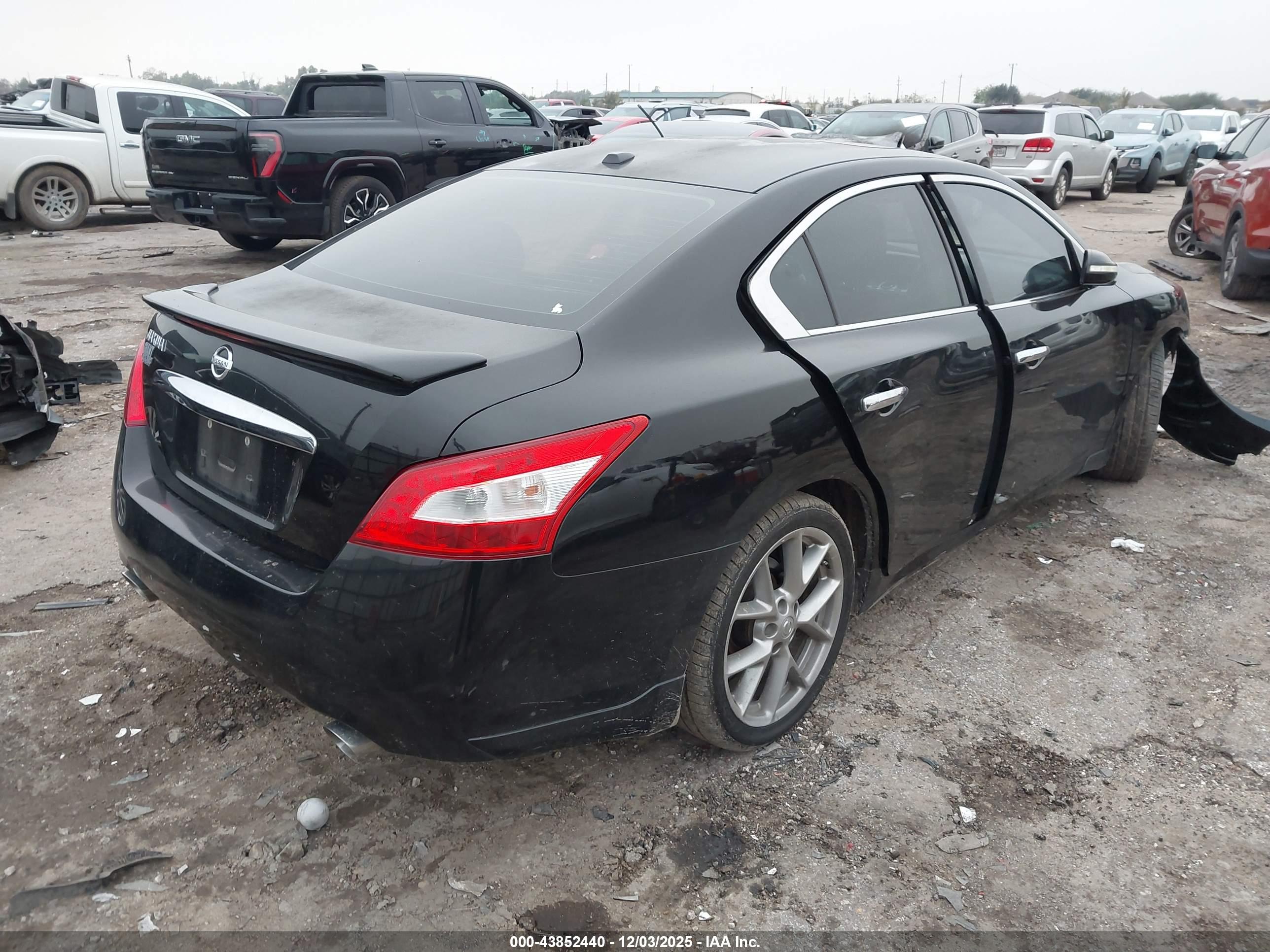 NISSAN MAXIMA image 4