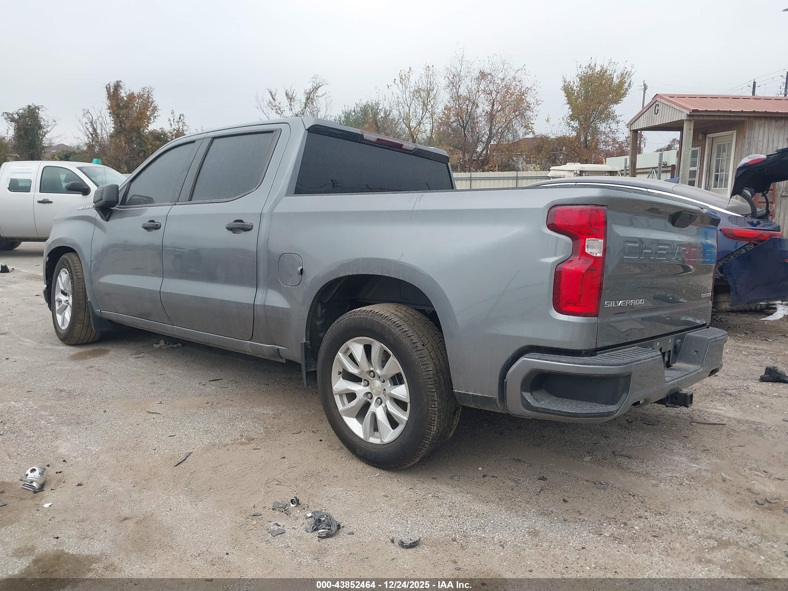 CHEVROLET SILVERADO image 3
