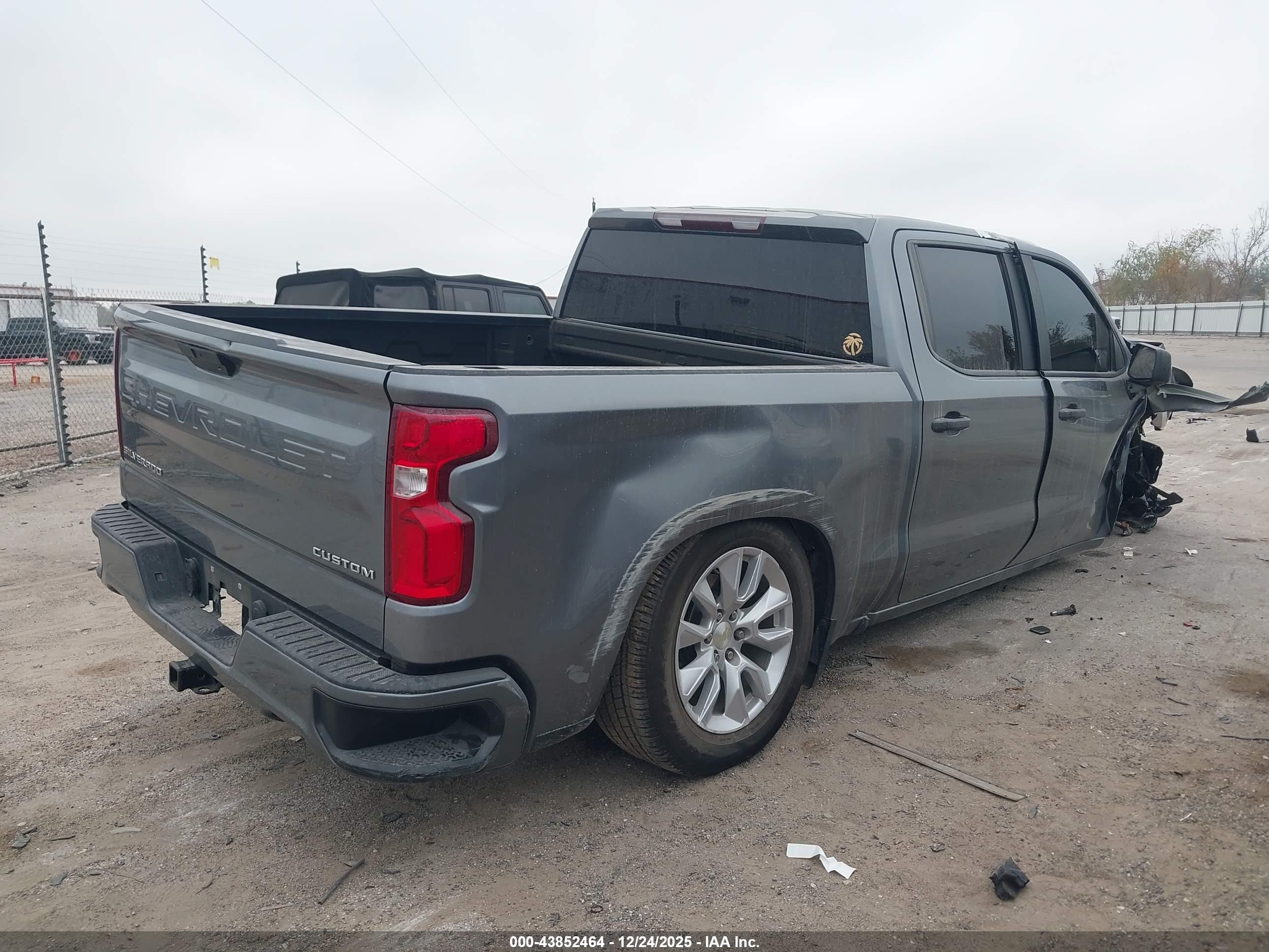 CHEVROLET SILVERADO image 4