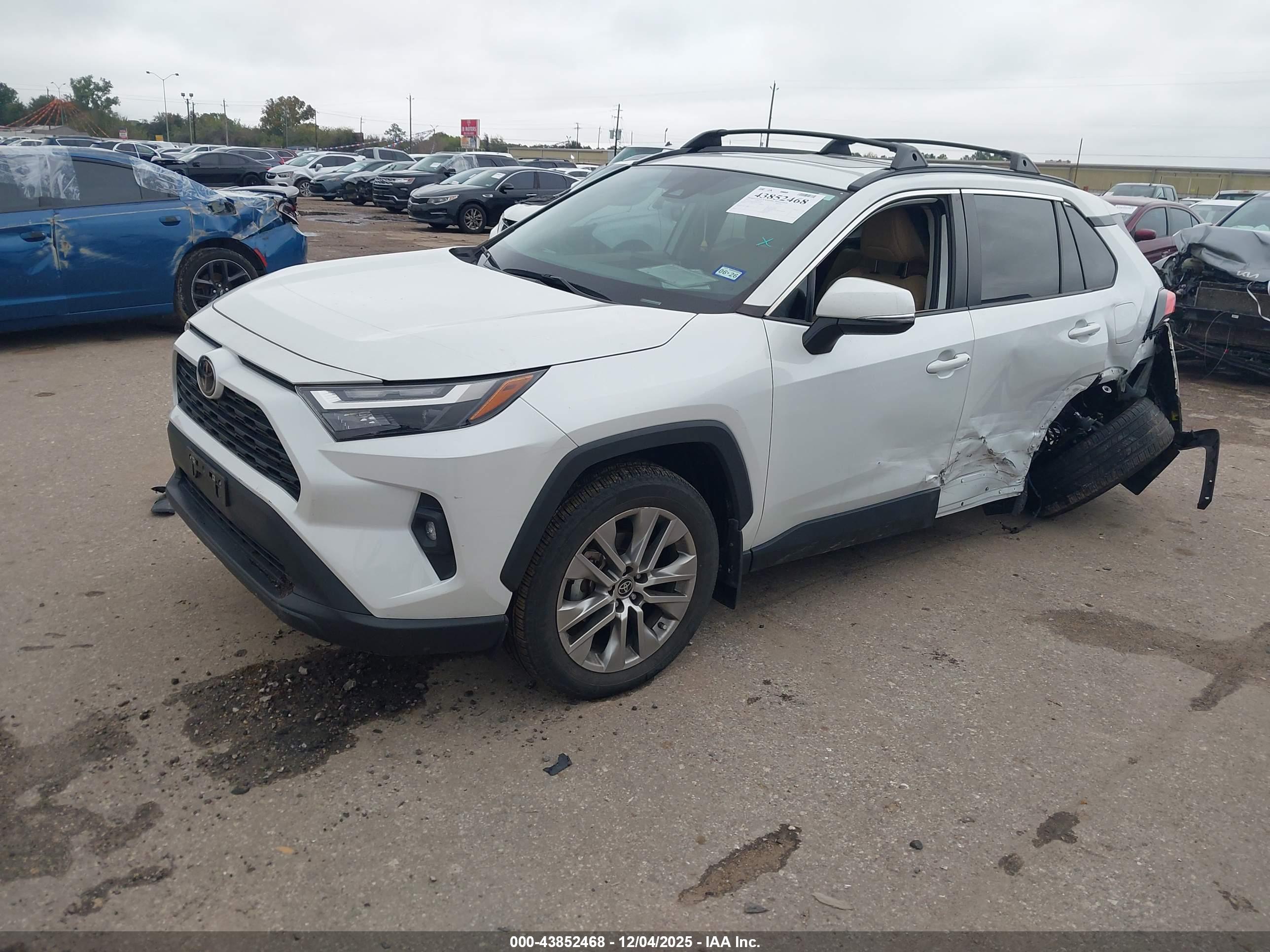 TOYOTA RAV4 image 2