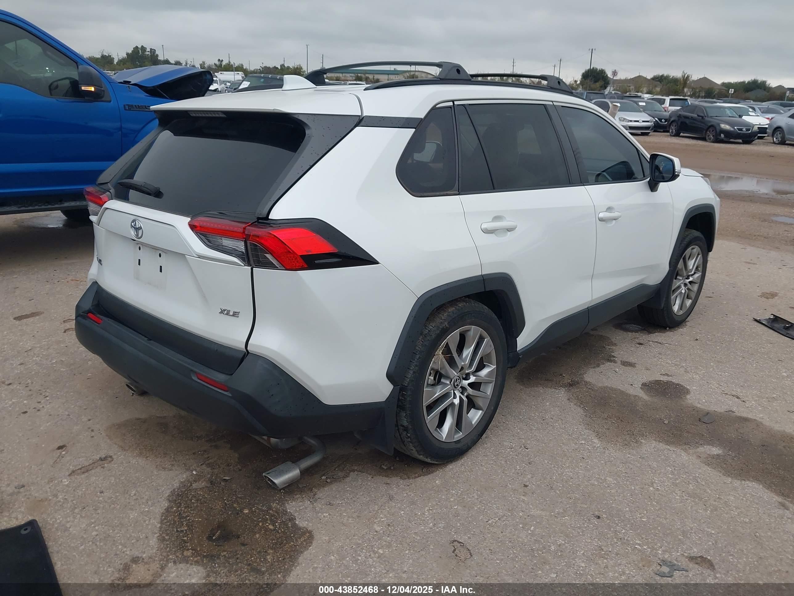TOYOTA RAV4 image 4