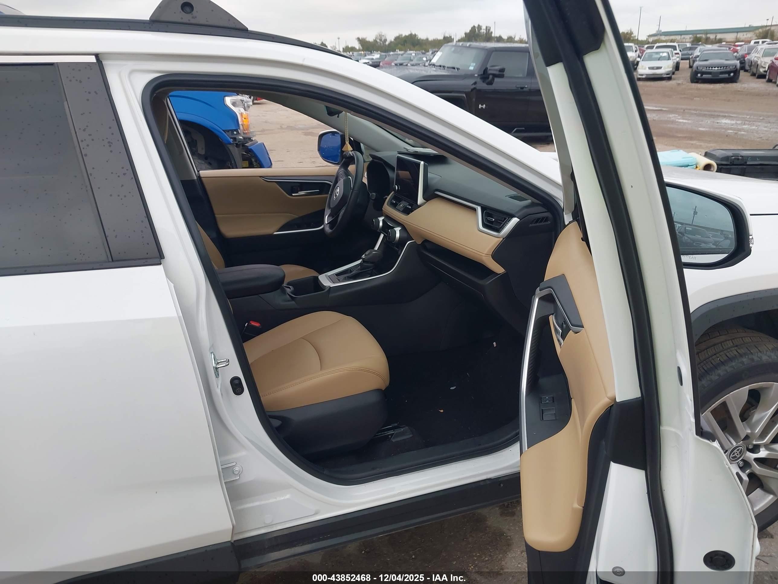 TOYOTA RAV4 image 5
