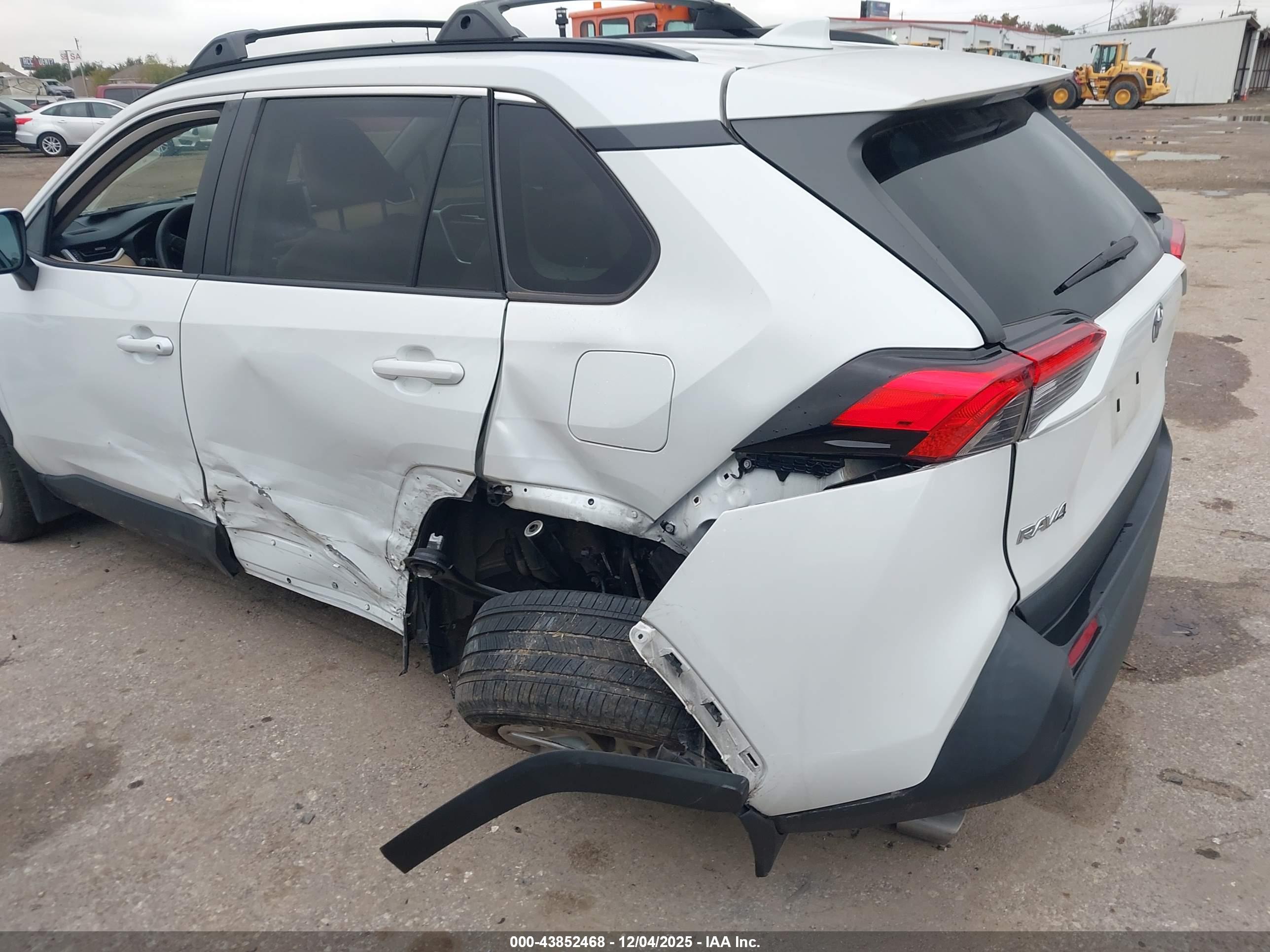 TOYOTA RAV4 image 6