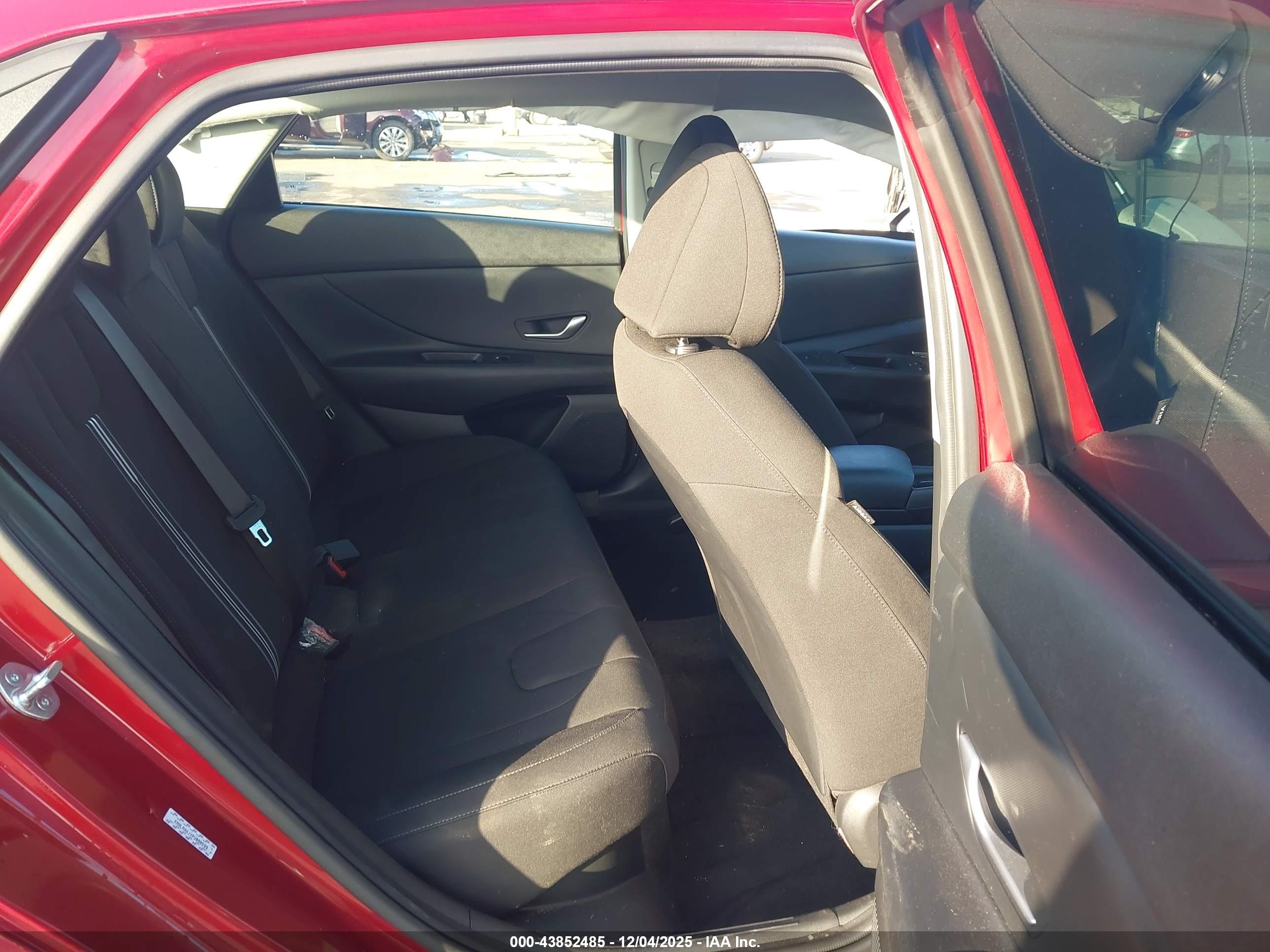HYUNDAI ELANTRA image 8