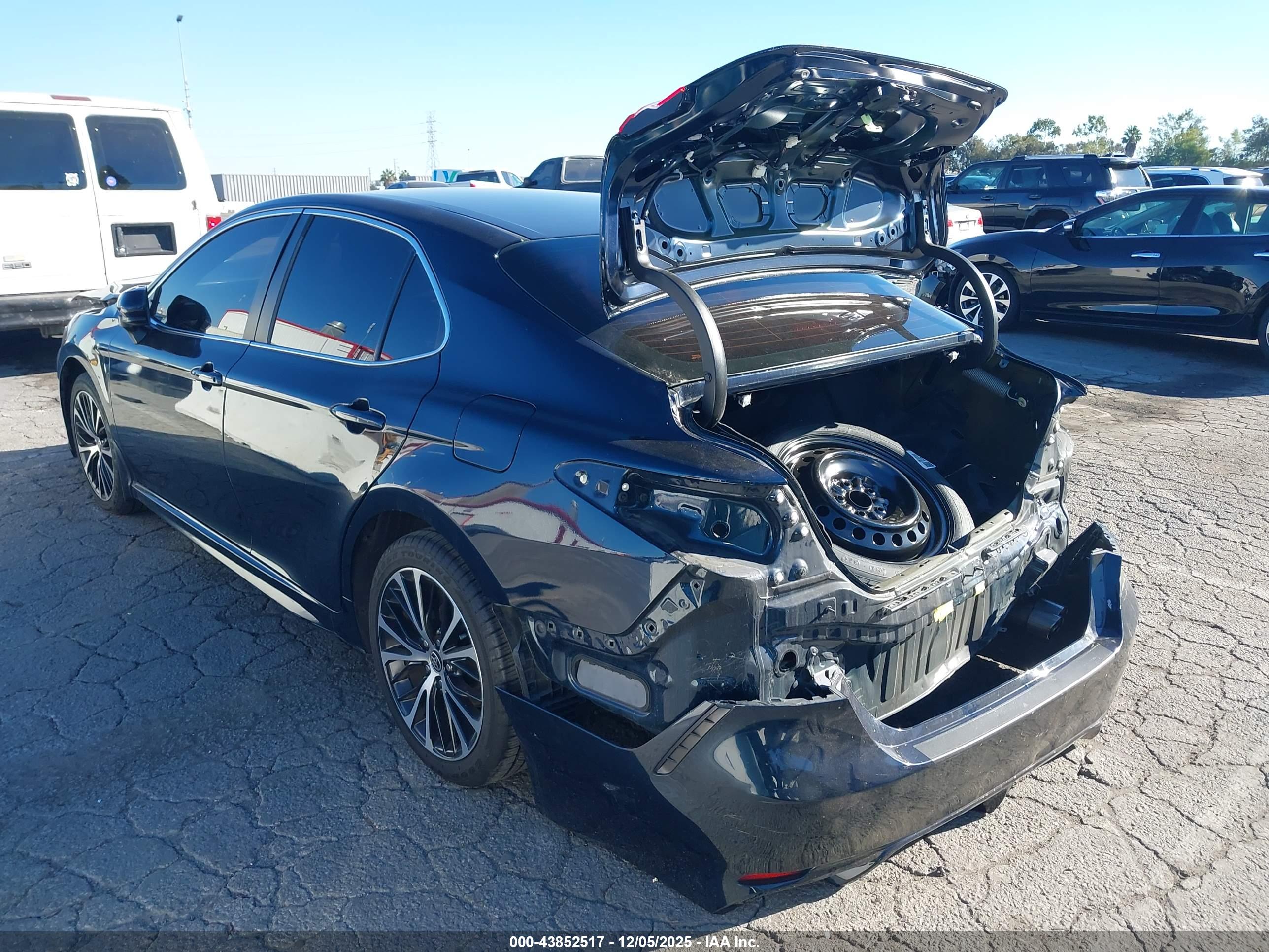 TOYOTA CAMRY image 3