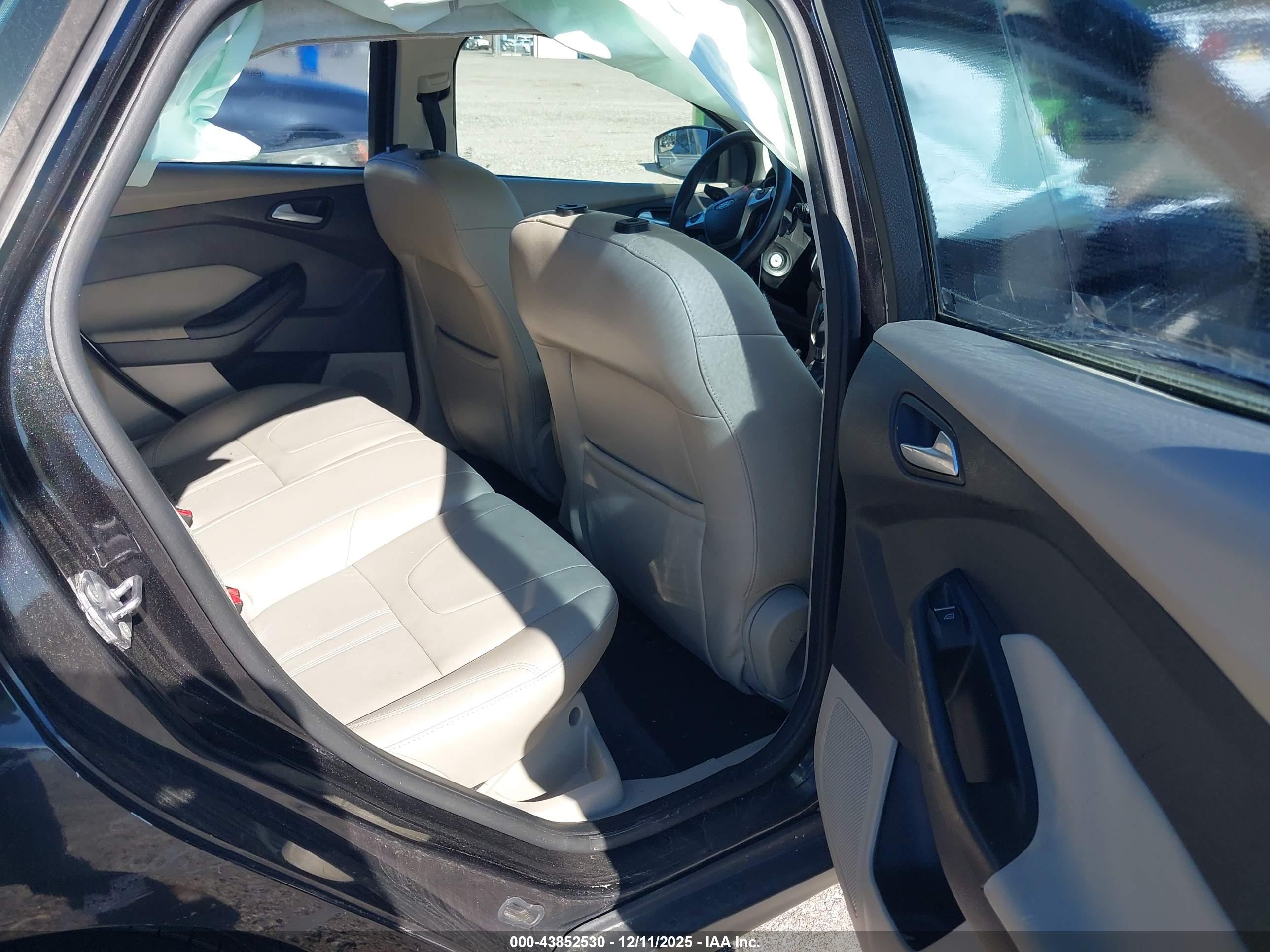 FORD FOCUS image 8
