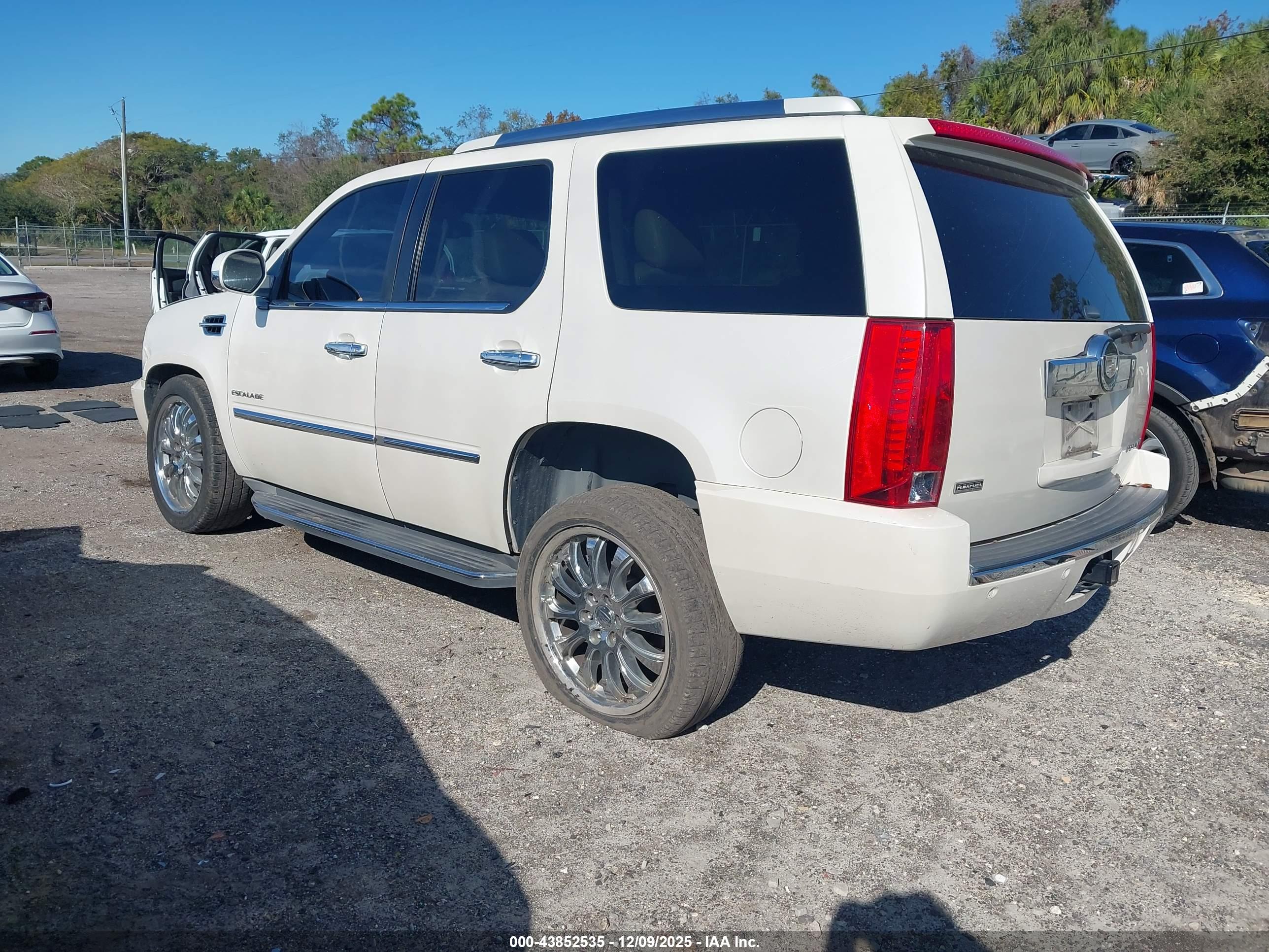 CADILLAC ESCALADE image 3