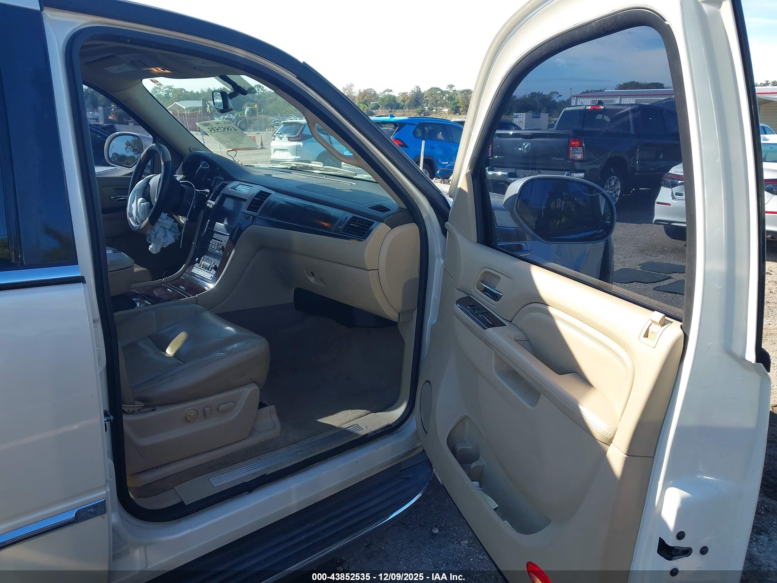 CADILLAC ESCALADE image 5