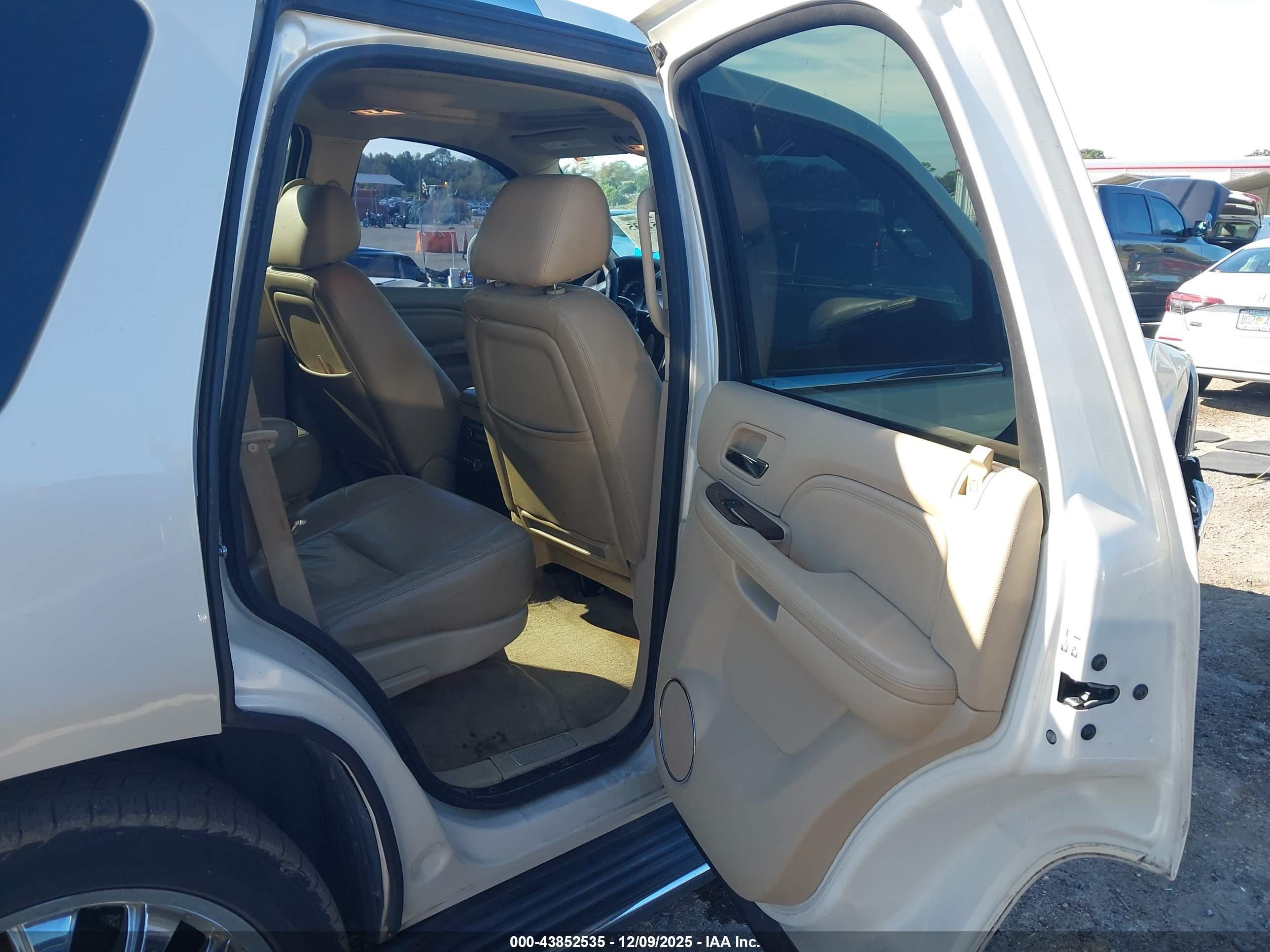 CADILLAC ESCALADE image 8
