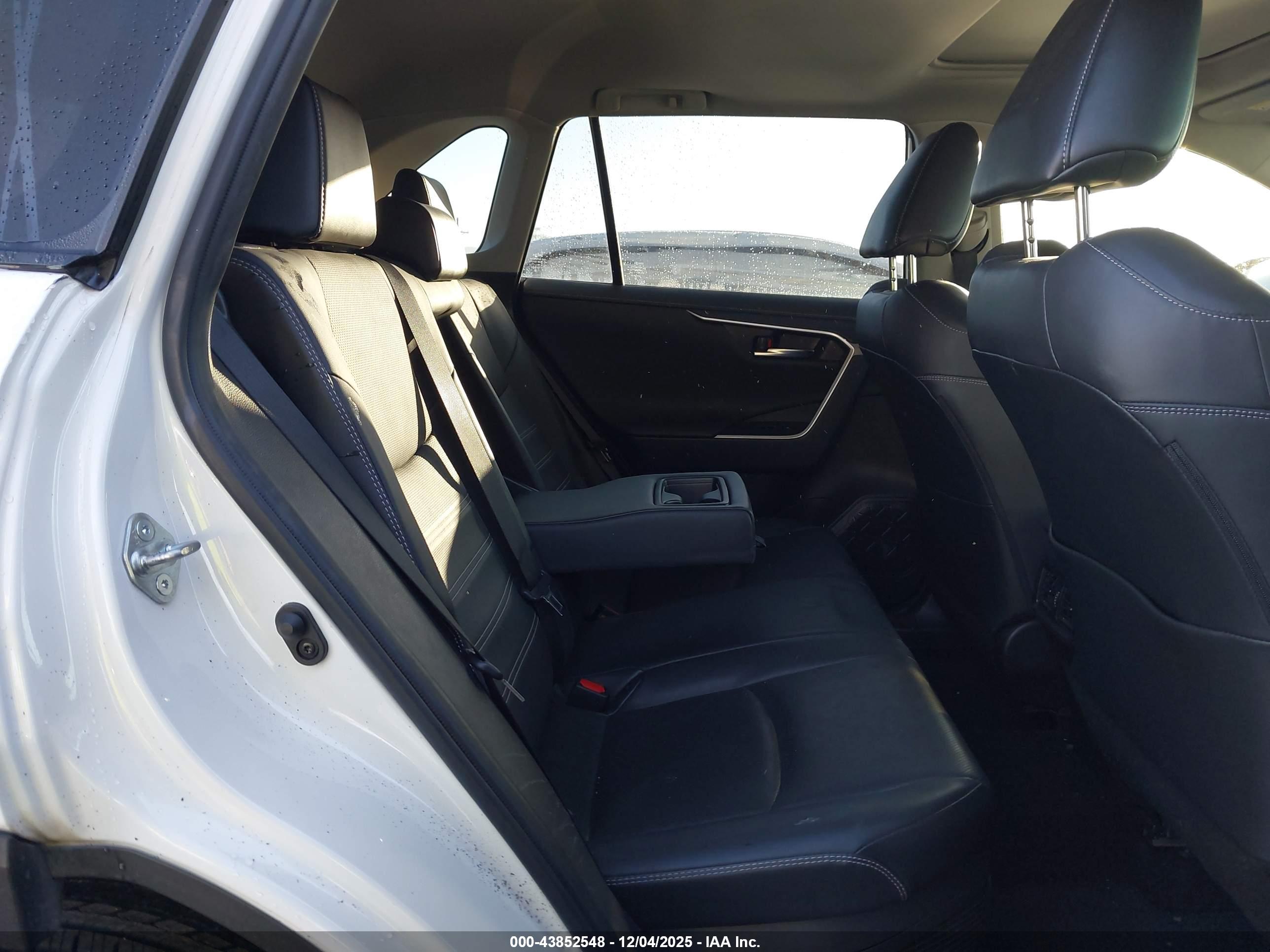 TOYOTA RAV4 image 8