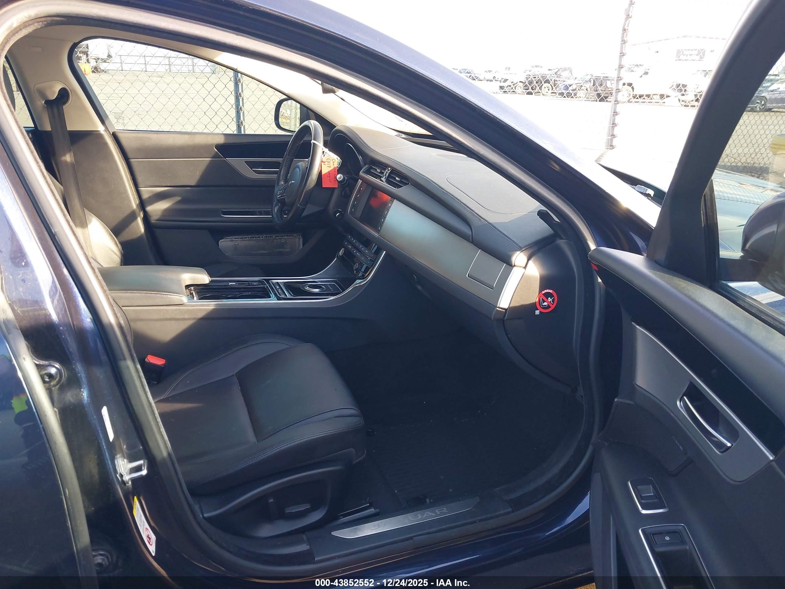 JAGUAR XF image 5