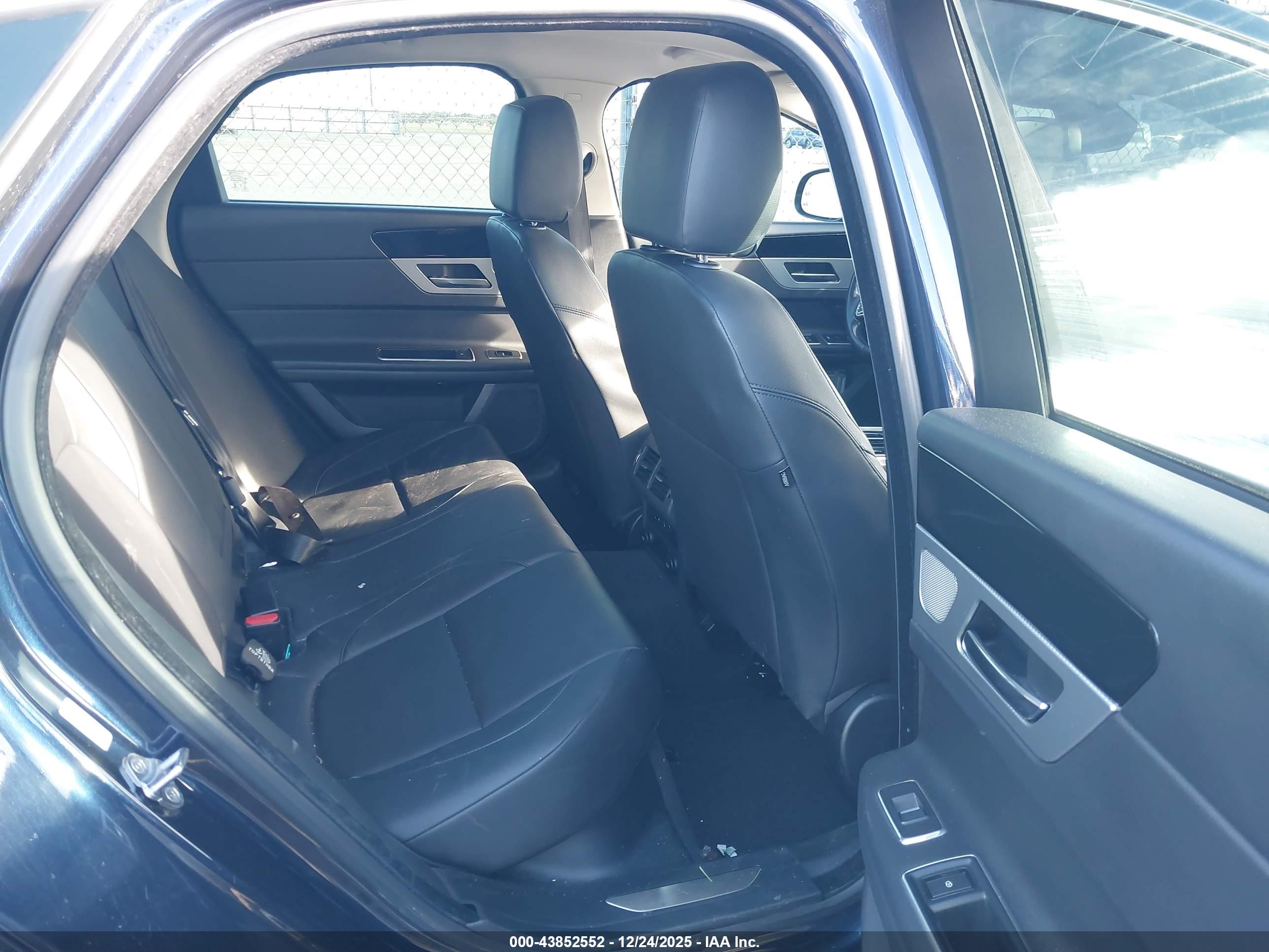 JAGUAR XF image 8