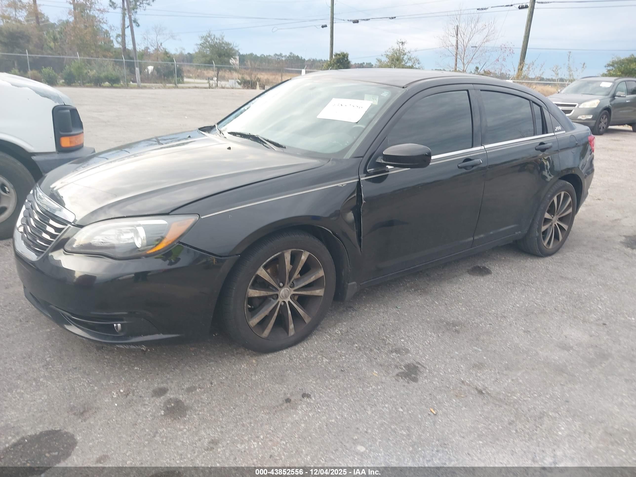 CHRYSLER 200 image 2
