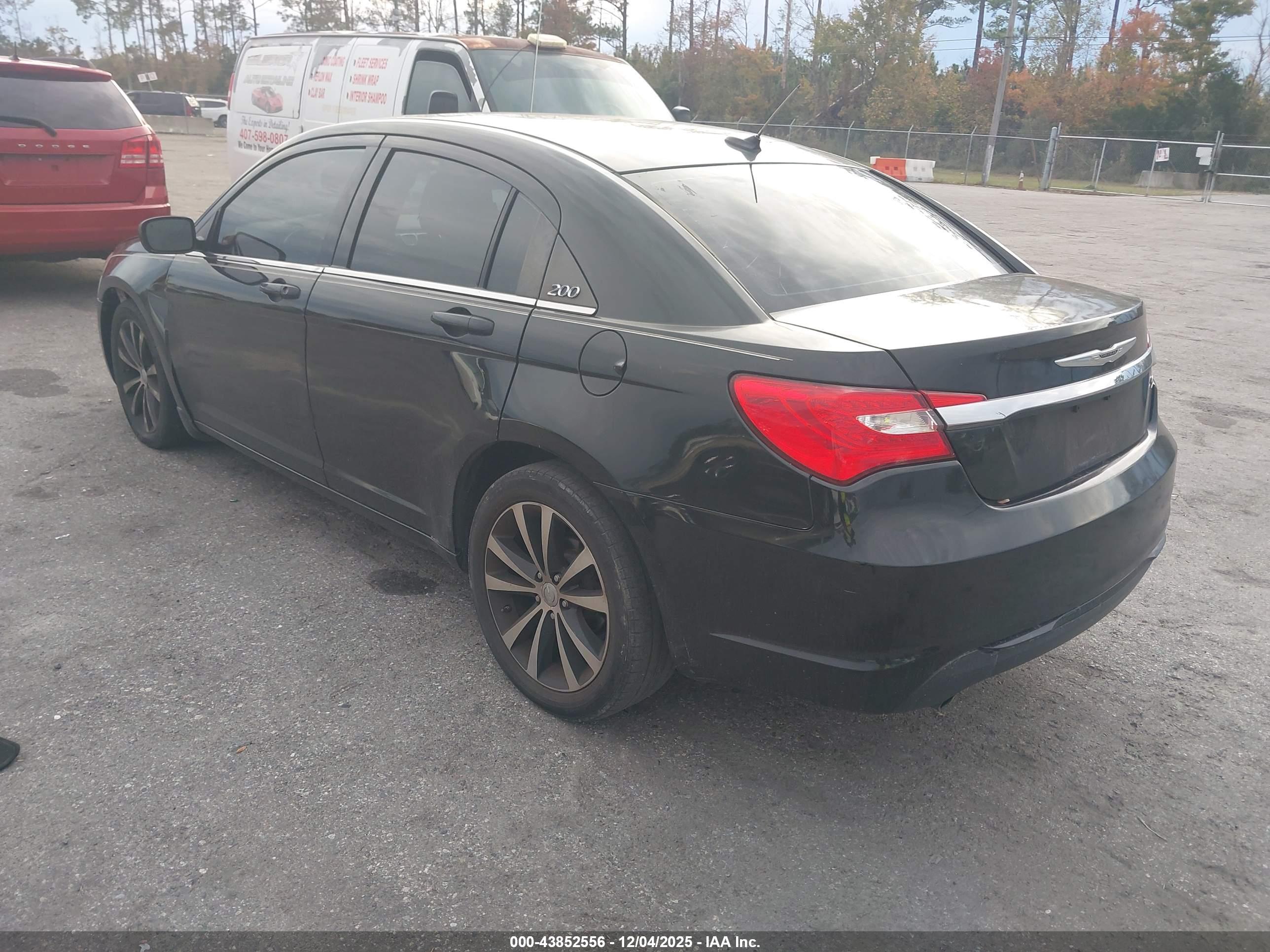 CHRYSLER 200 image 3