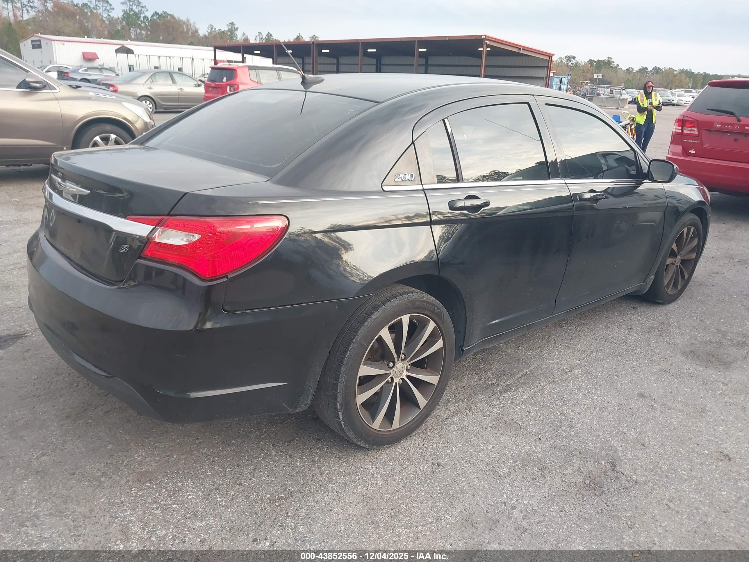 CHRYSLER 200 image 4