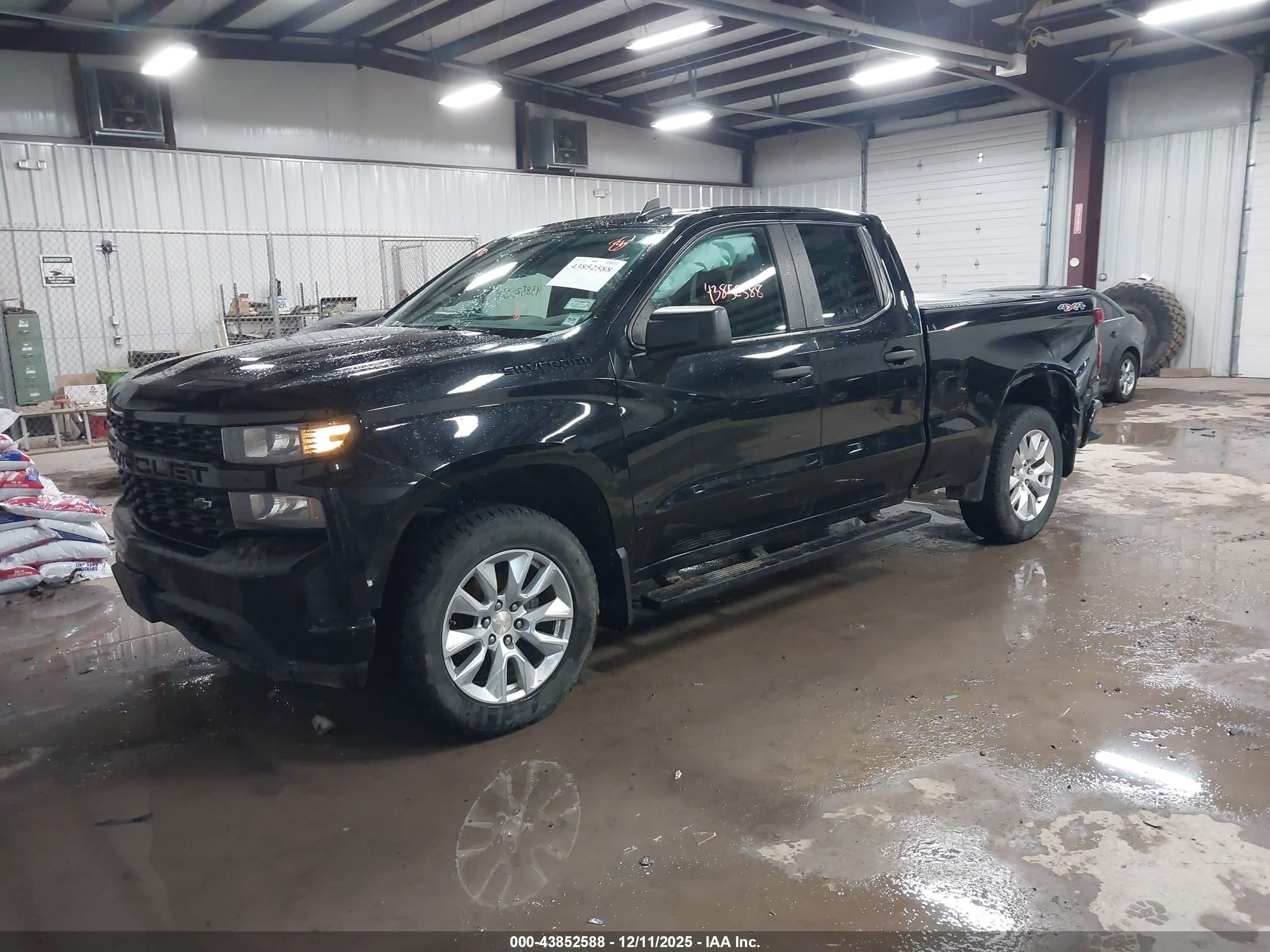 CHEVROLET SILVERADO image 2