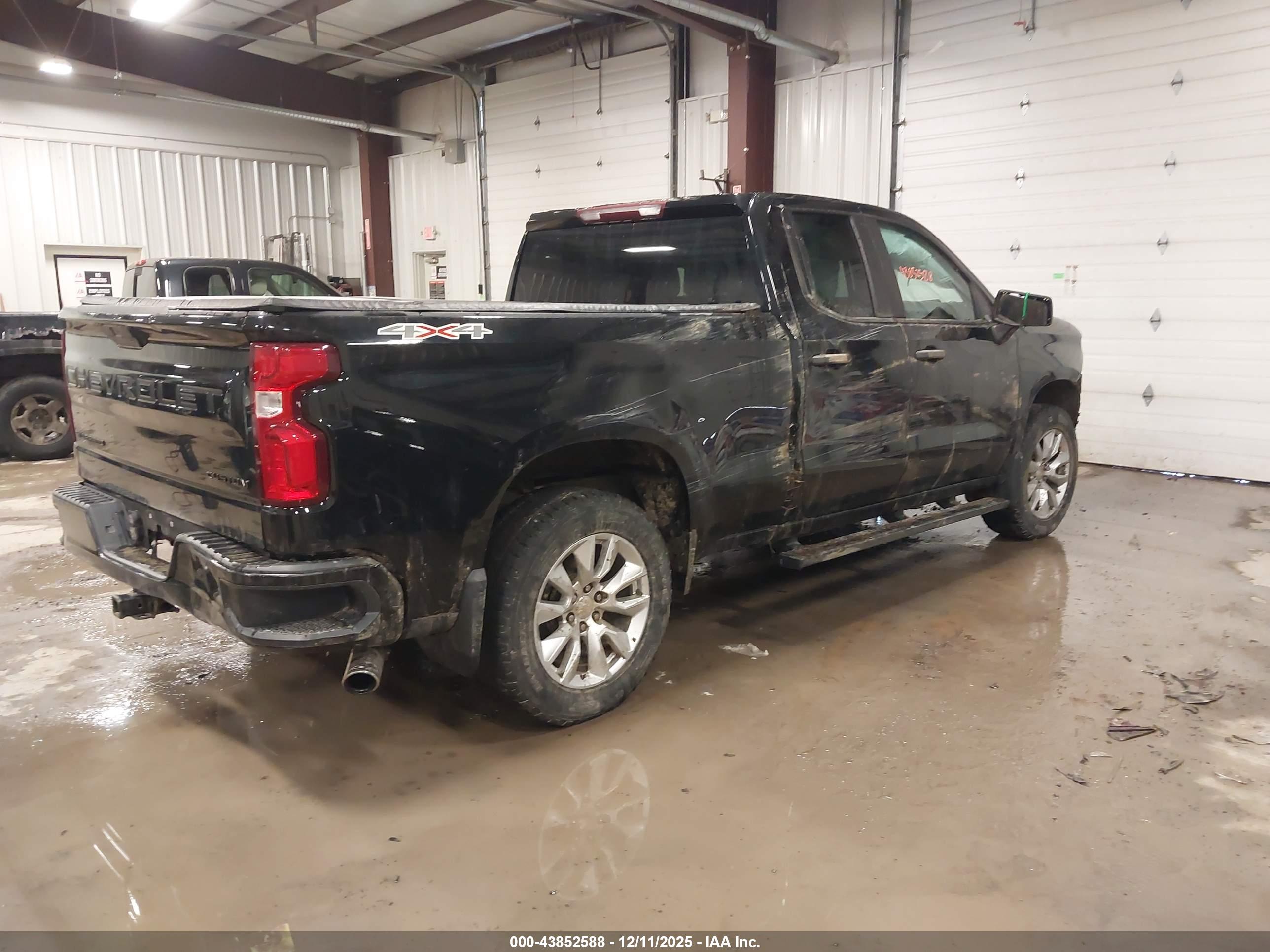 CHEVROLET SILVERADO image 4