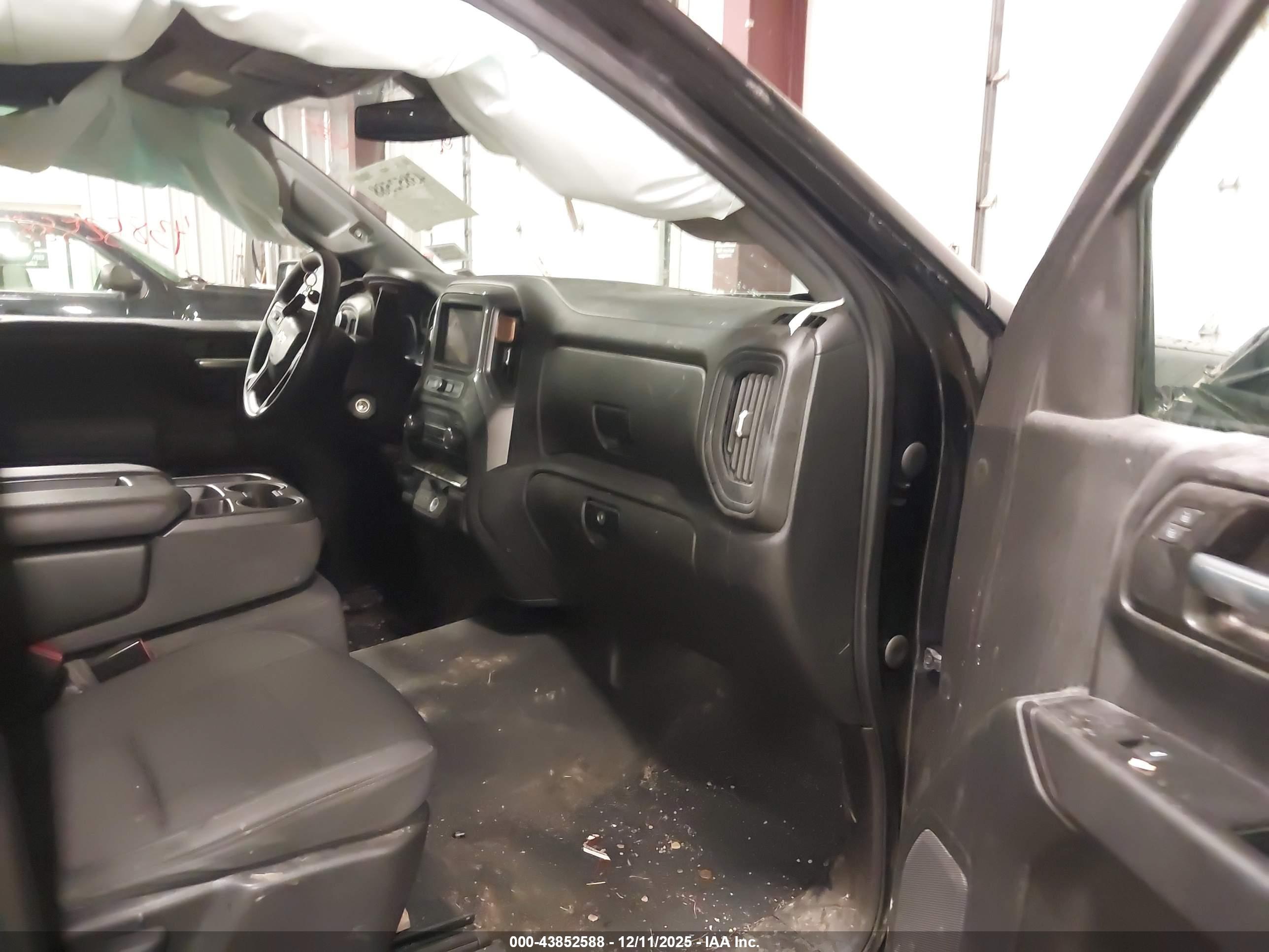 CHEVROLET SILVERADO image 5