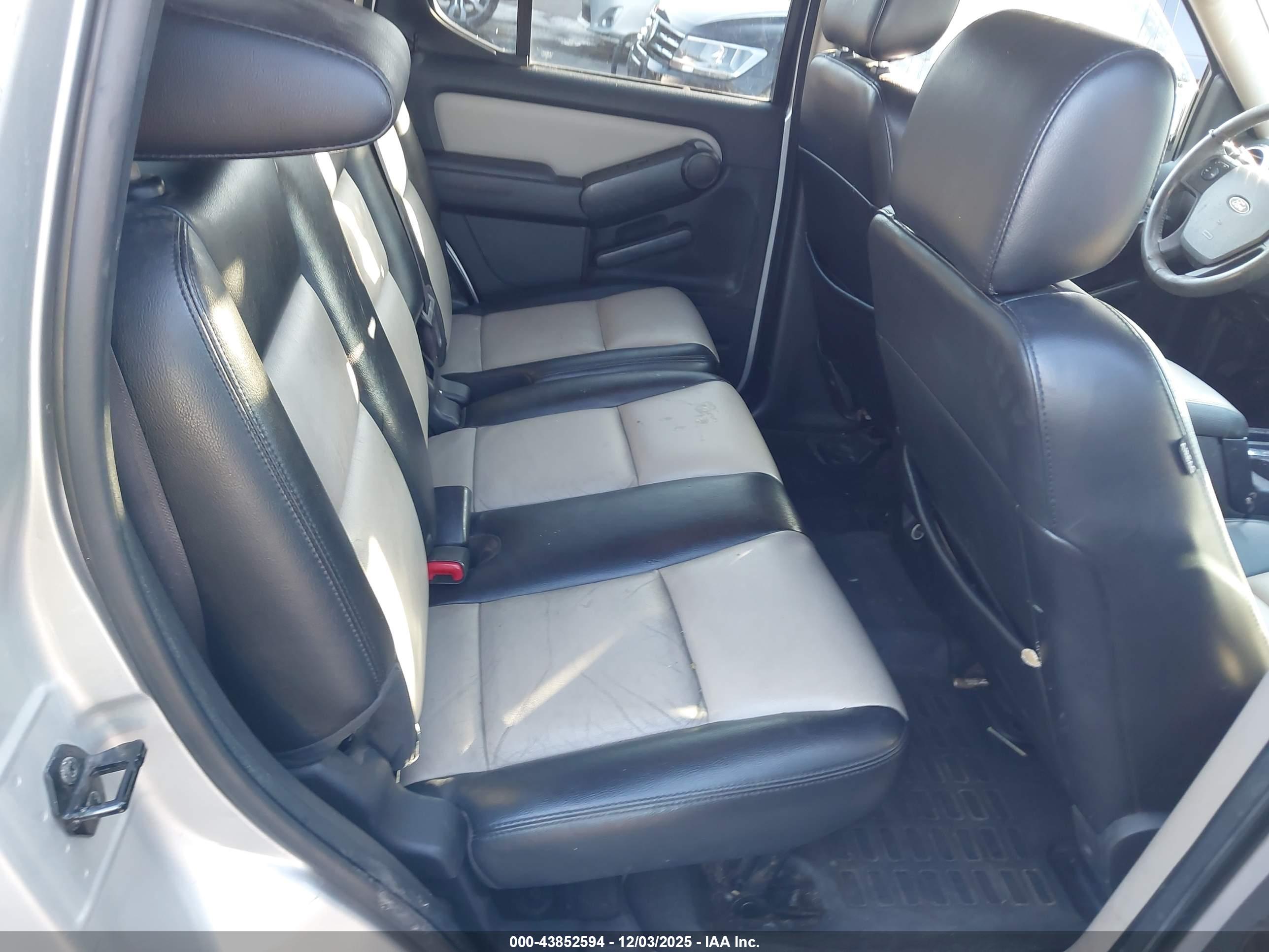 FORD EXPLORER image 8