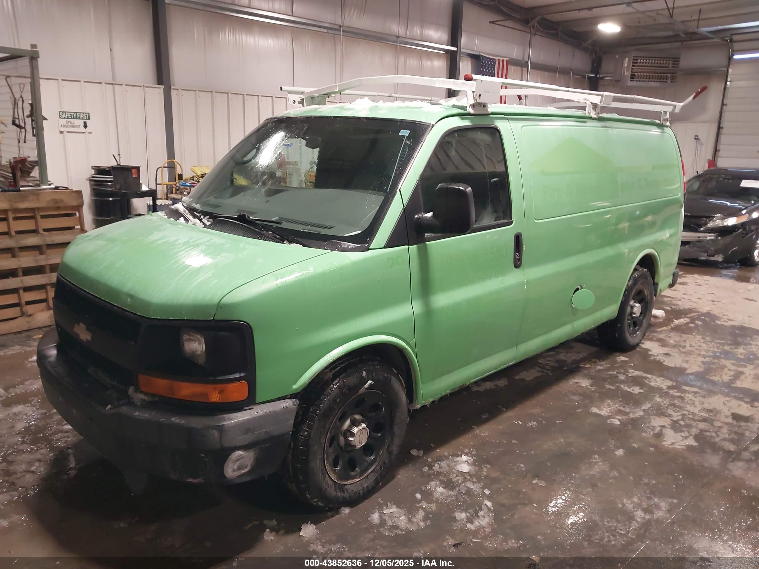 CHEVROLET EXPRESS image 2