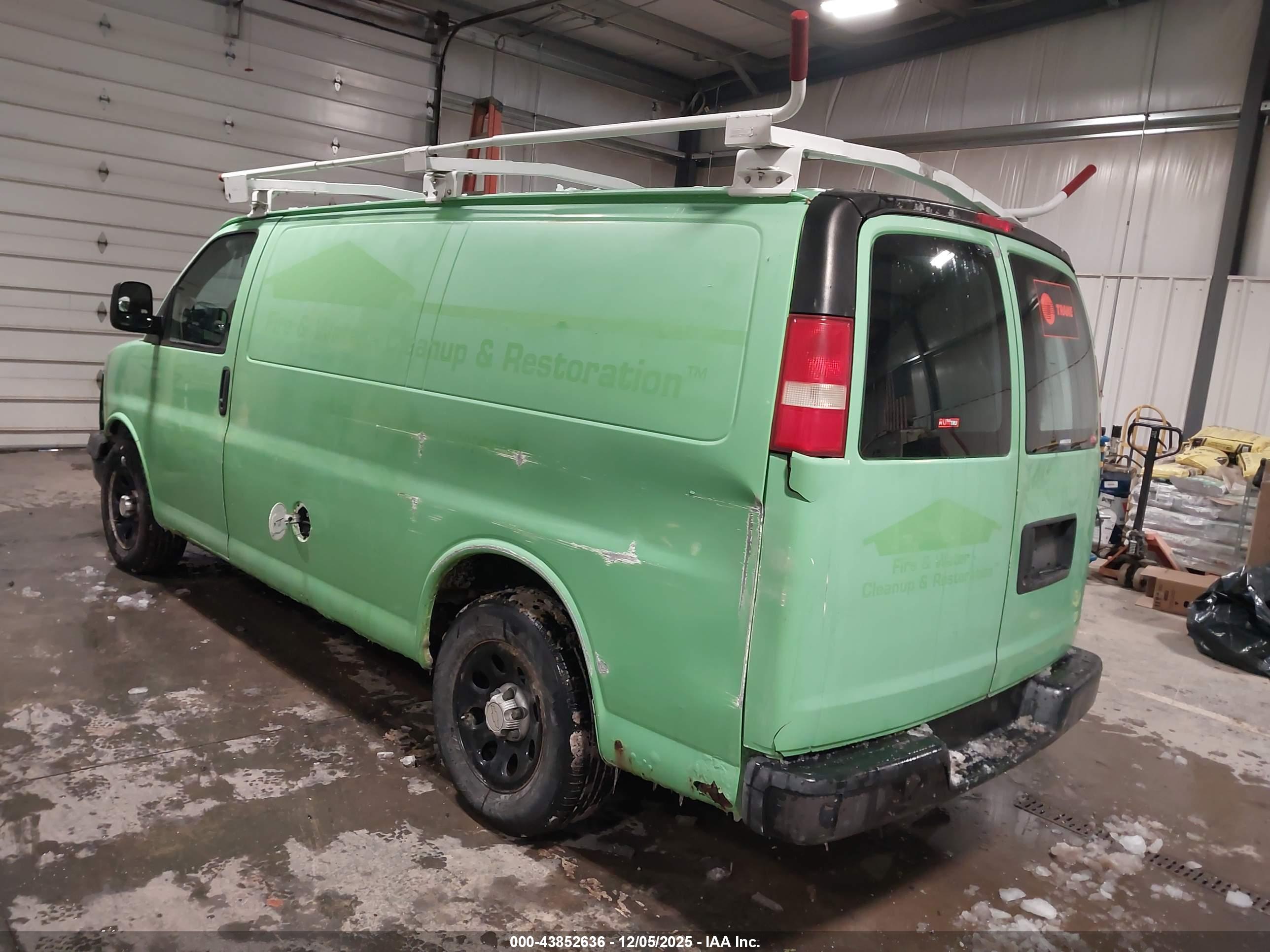 CHEVROLET EXPRESS image 3