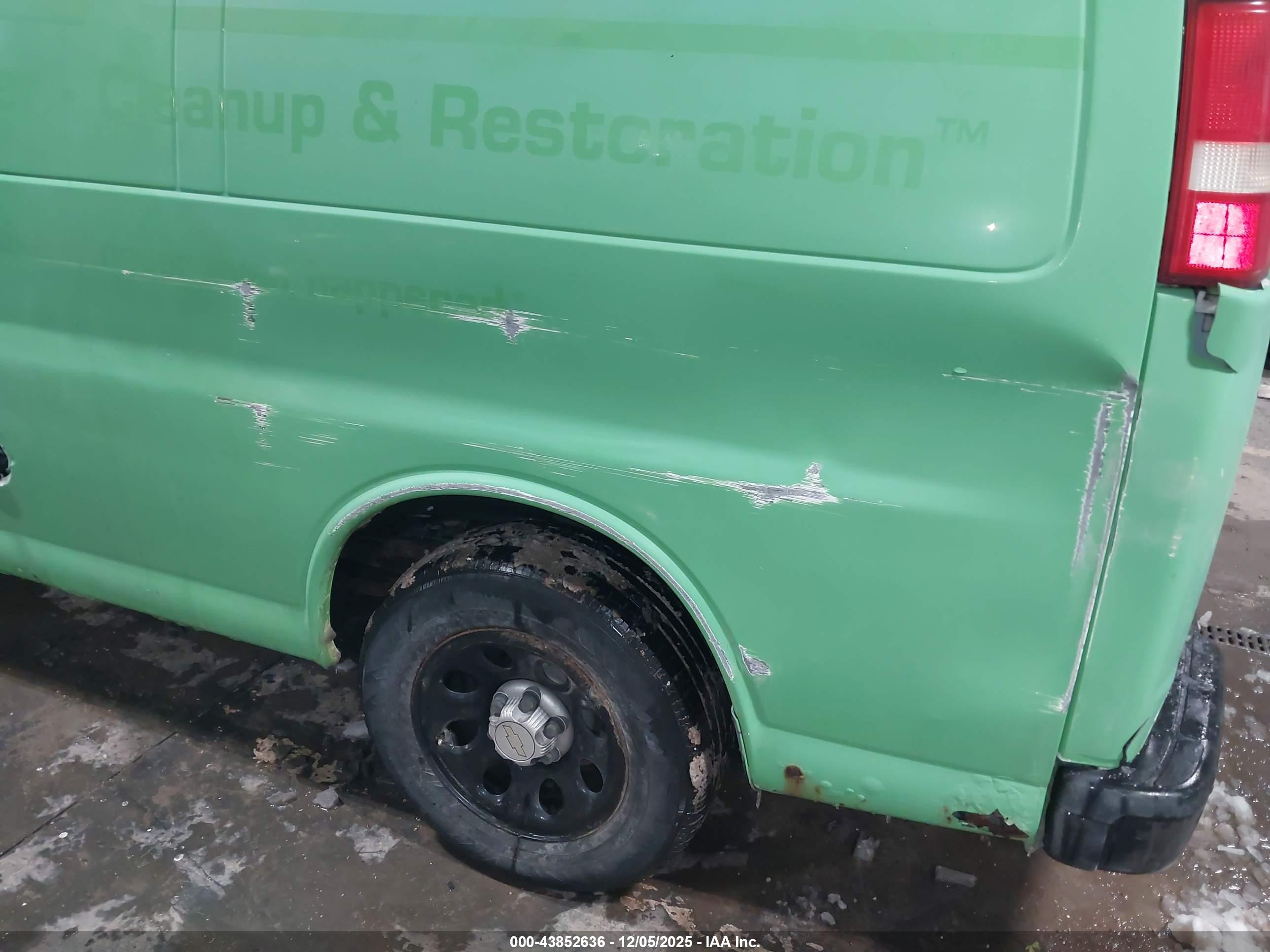 CHEVROLET EXPRESS image 6